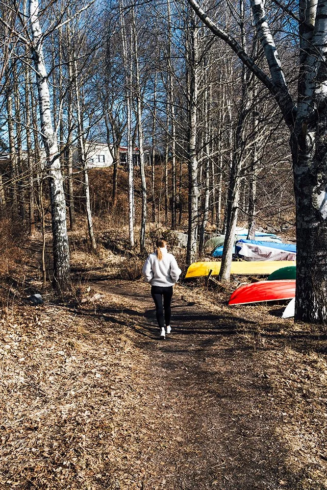 Lenkkeilijä Simolanrannassa hyhkyssä