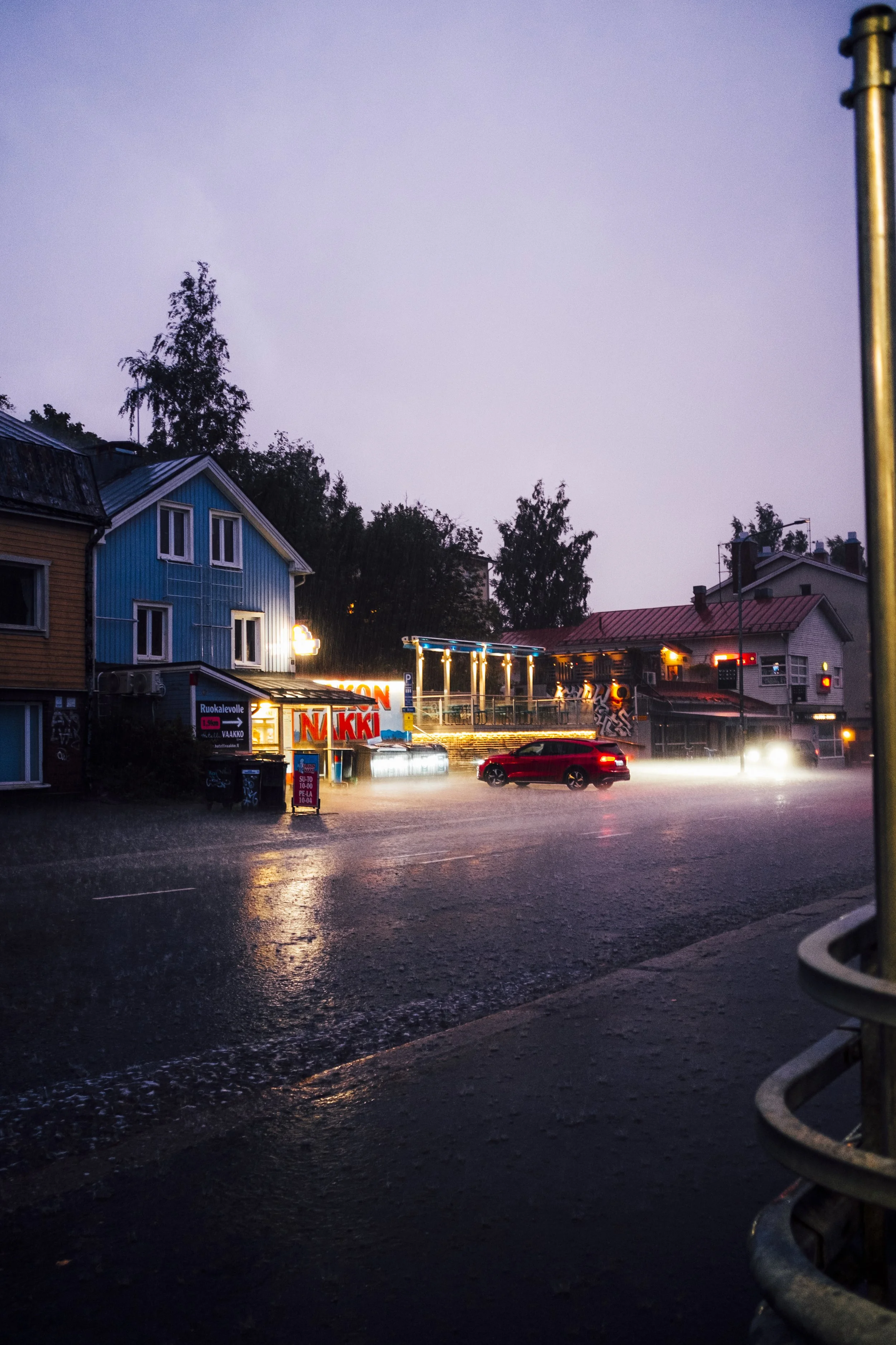 Vettä sataa Vastavirran edessä Tampereen Pispalassa