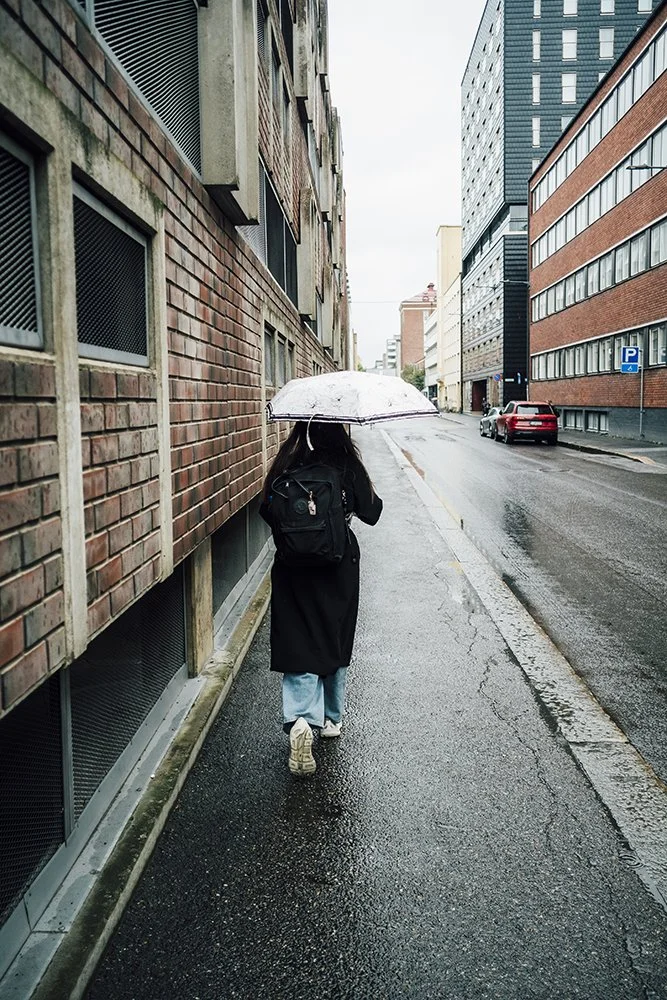 Nainen Pinninkadulla. Vettä sataa Tampereella