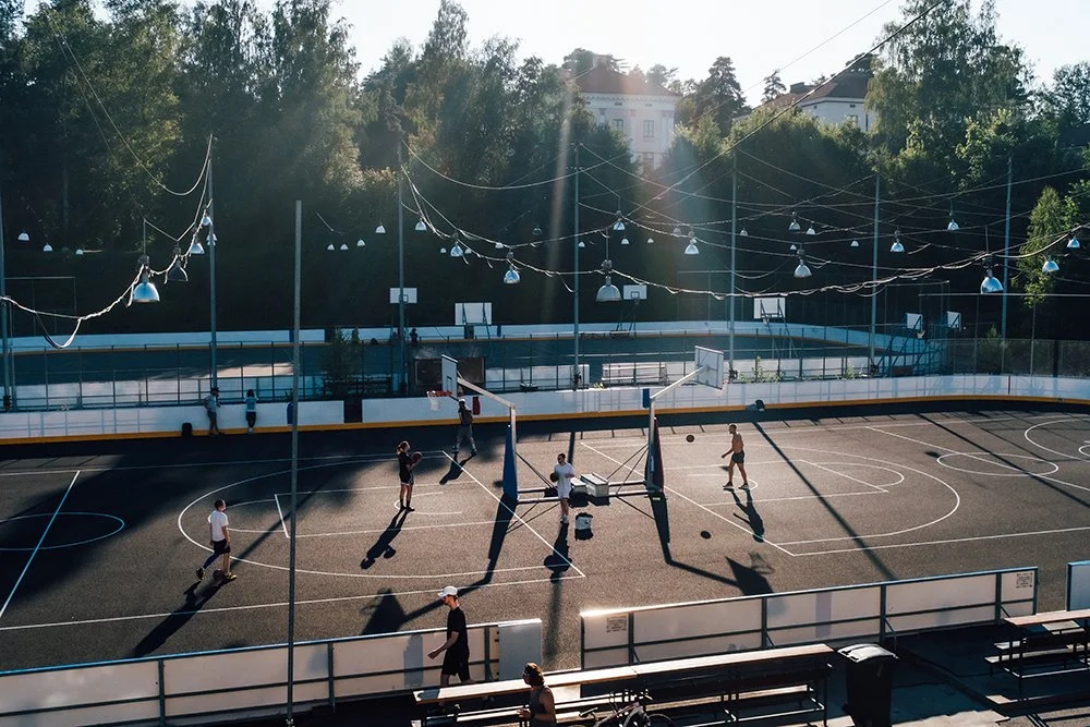 Koulukadulla pelataan koripalloa