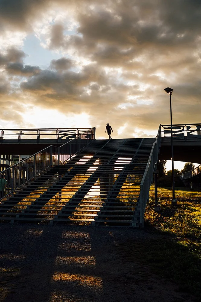 Ihminen Santalahden sillalla. Valokuvia Tampereelta