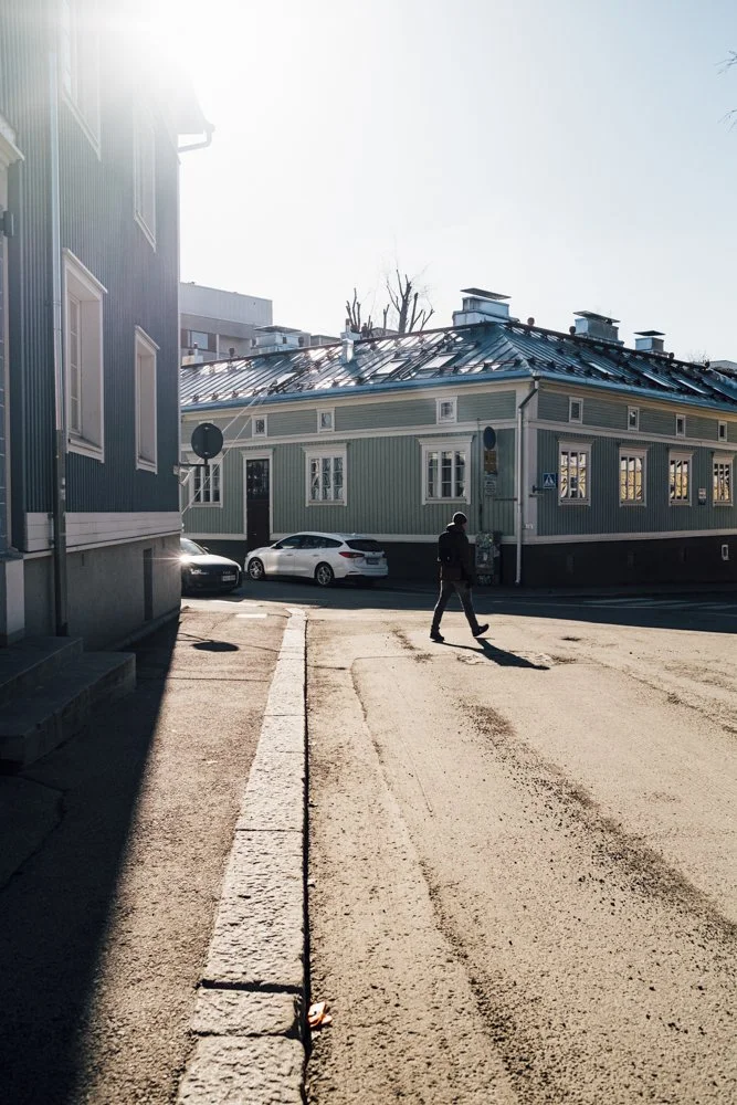 Ihminen ylittää Aleksanterinkatua Tampereella