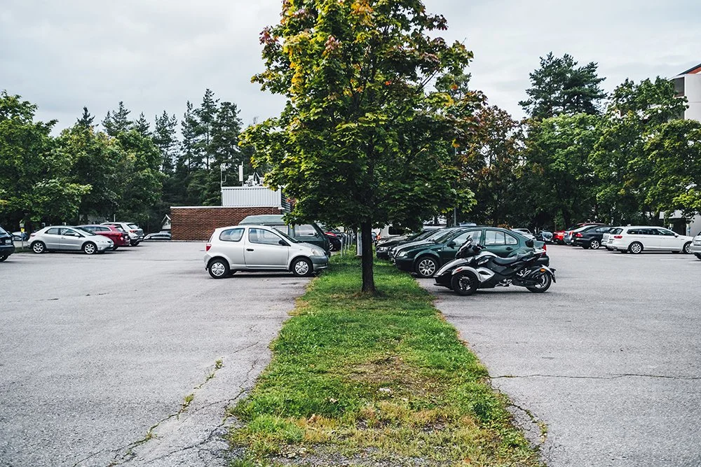 Valokuvia Hervannasta. Jäähallin parkkipaikka