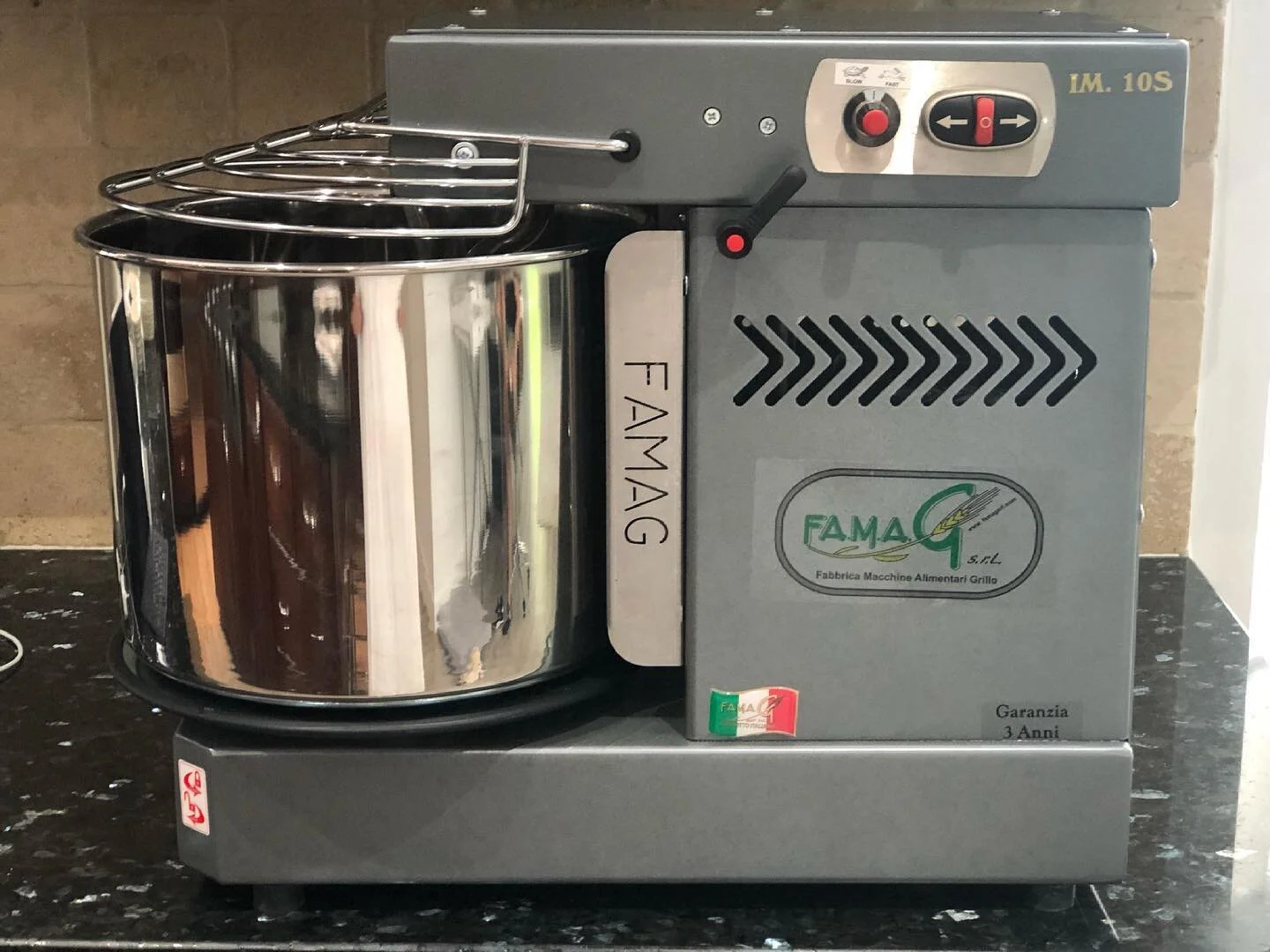 It arrived!! Christmas in July! Yep, Lola loaves now boasts a Famag 10S High Hydration spiral mixer straight from Italy!!
That means no more tennis elbows for me 💃💃and better breads for all 💪🏻👩&zwj;🍳🥖

#famag #cottagebakery 
#spiralmixer #bake
