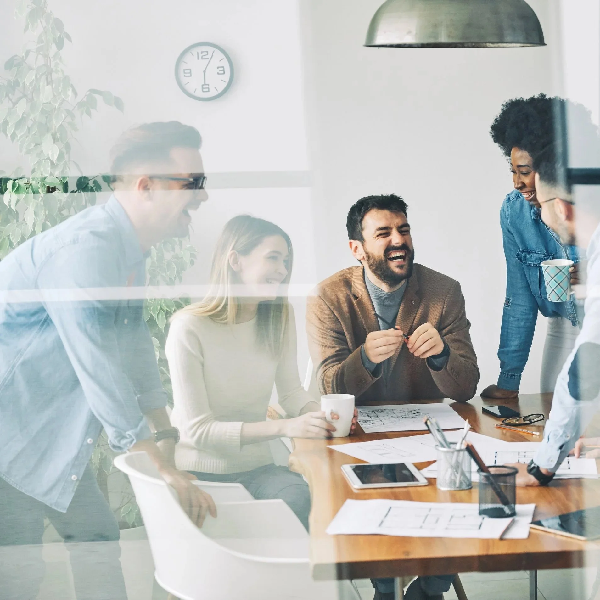 Professionnels échangeant autour d’une table sur des enjeux de collaboration et d’organisation du travail.