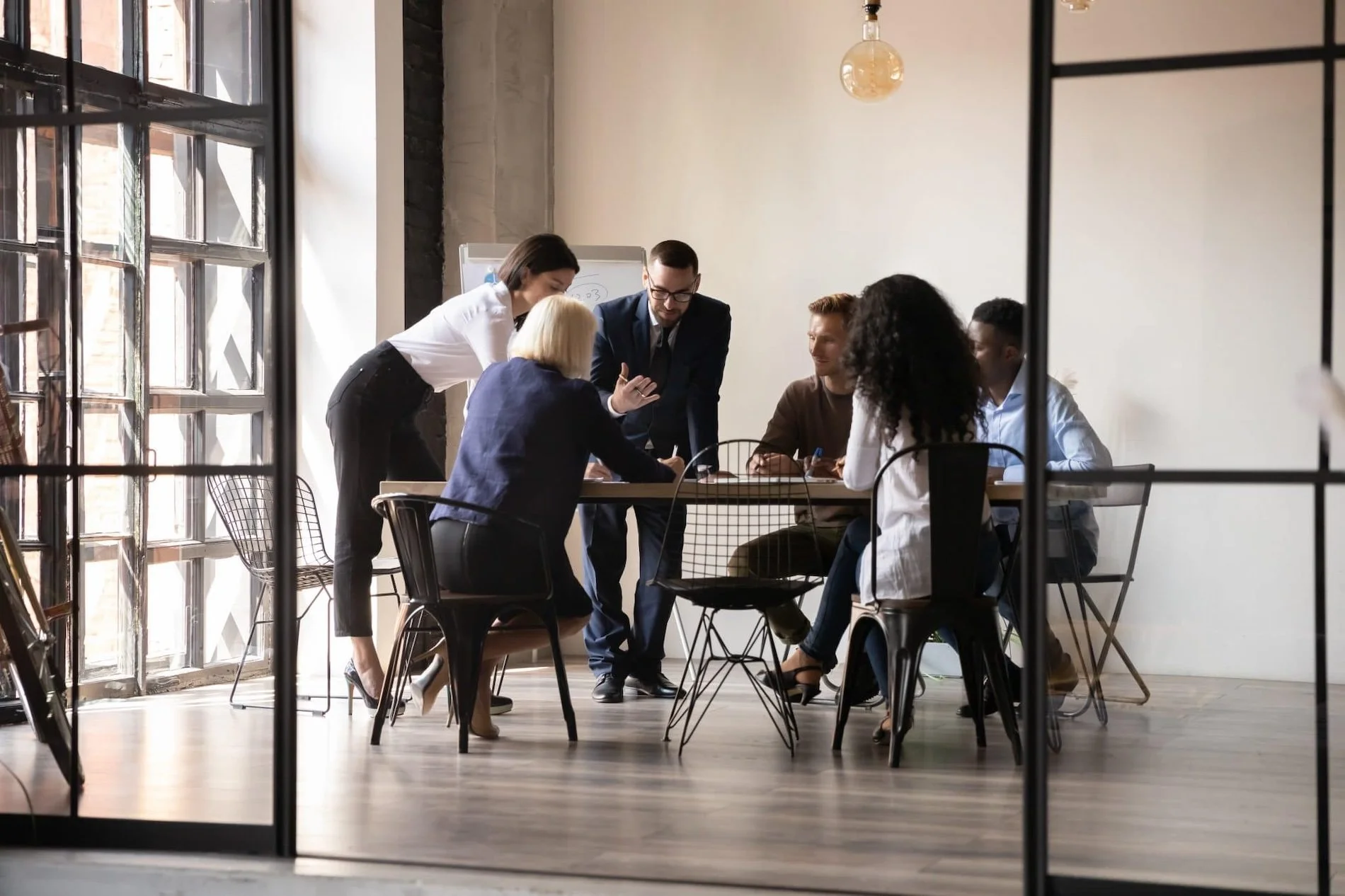 Des gestionnaires échangent avec leur équipe lors d’une réunion de travail.