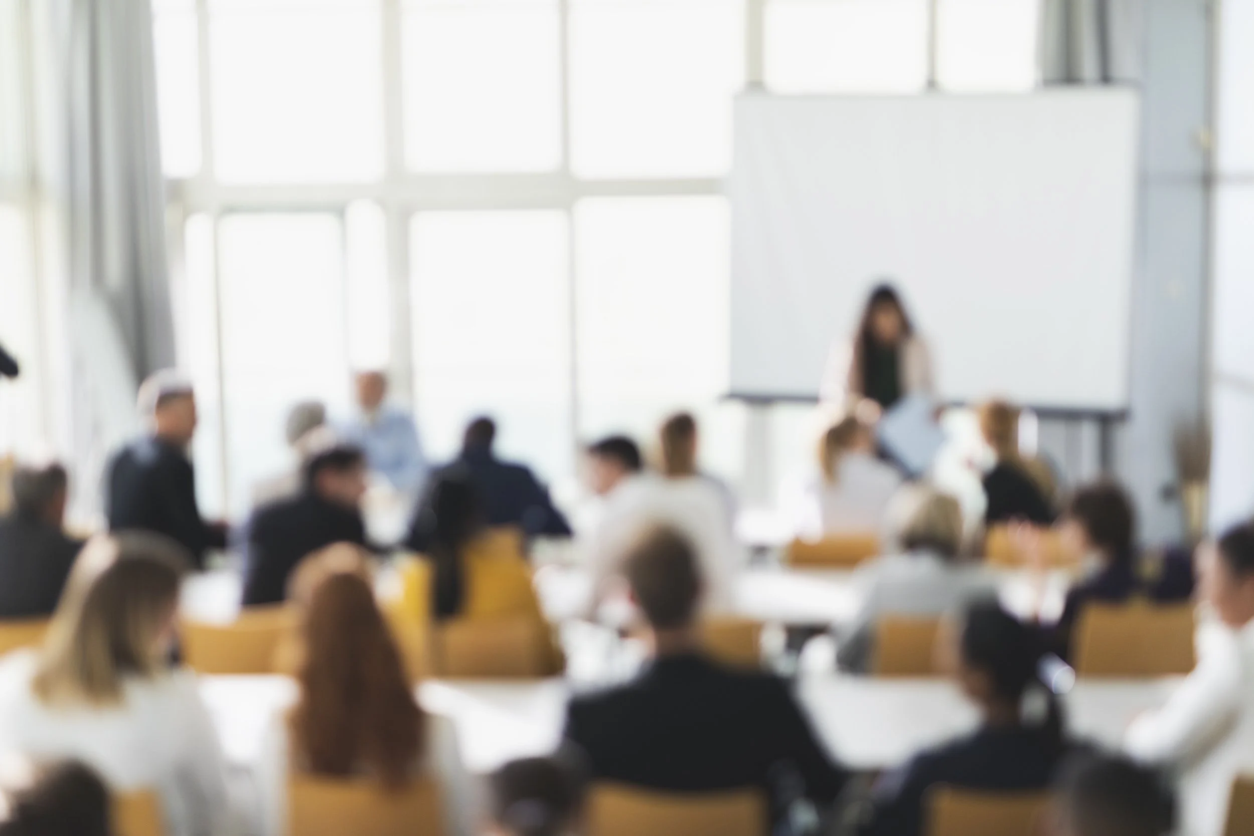 Auditoire assistant à une conférence en entreprise.