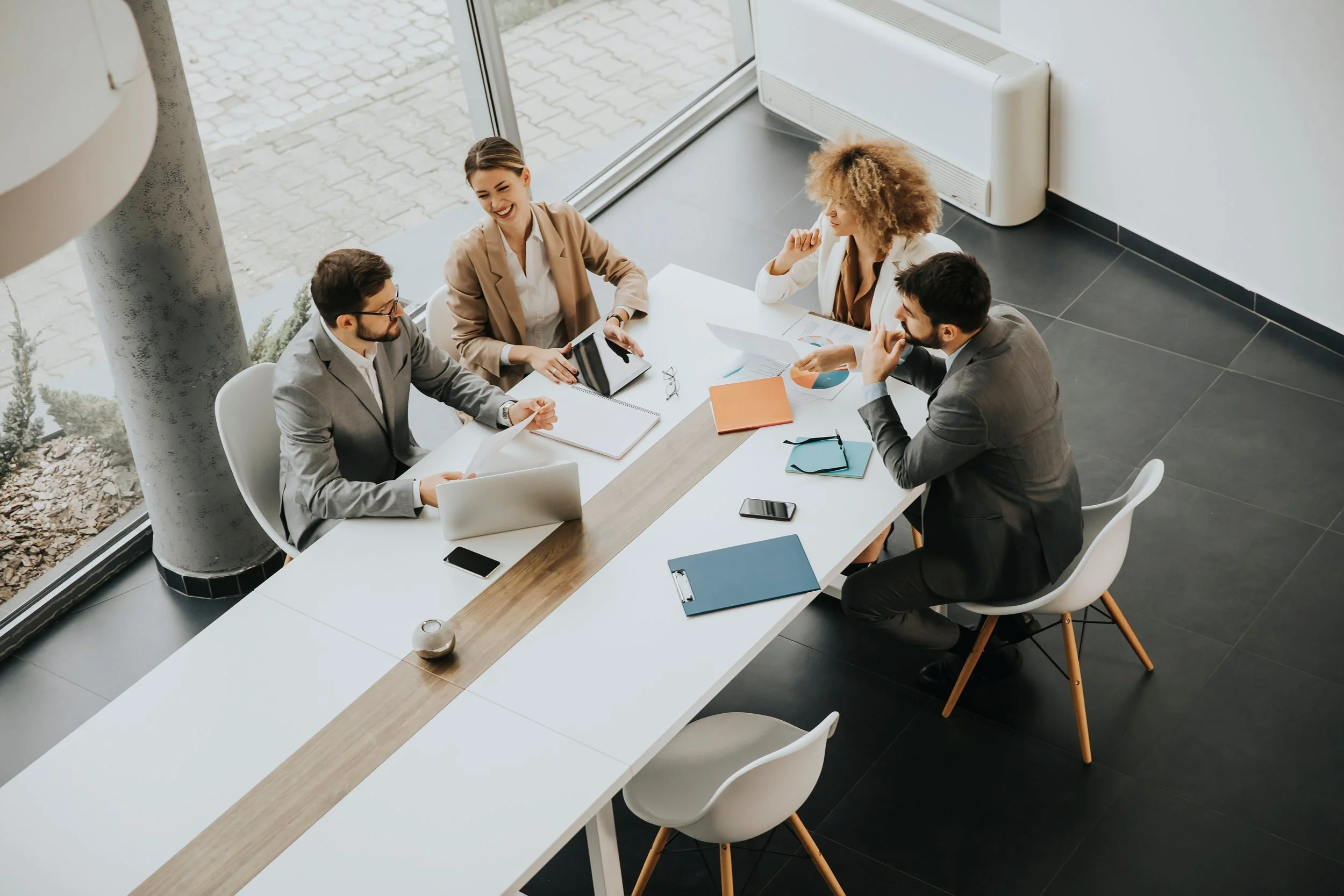 Professionnels analysant des données et des enjeux liés à l’organisation du travail.
