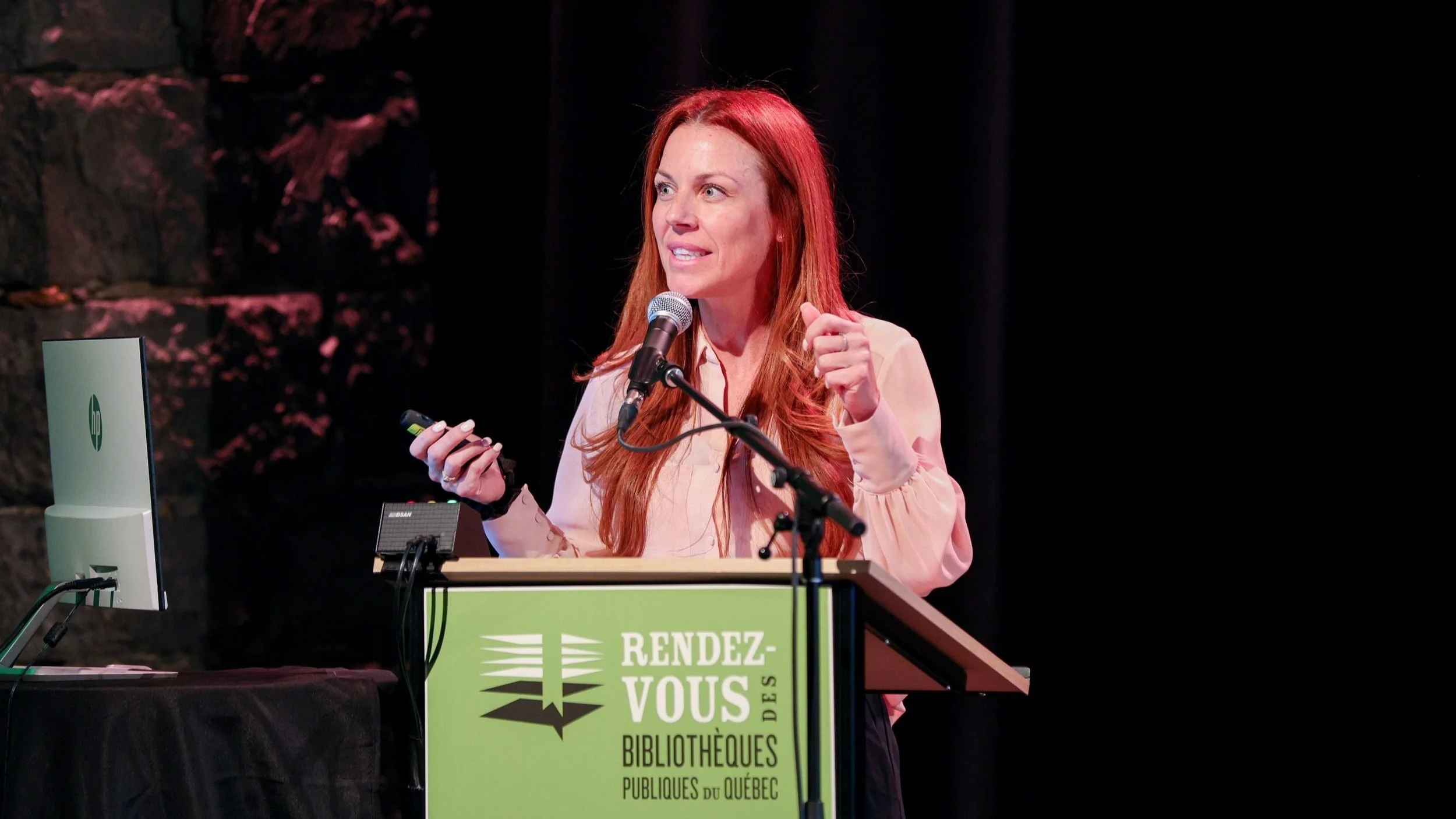 Jessy Riel prend la parole sur scène lors du Rendez-vous des bibliothèques publiques du Québec.