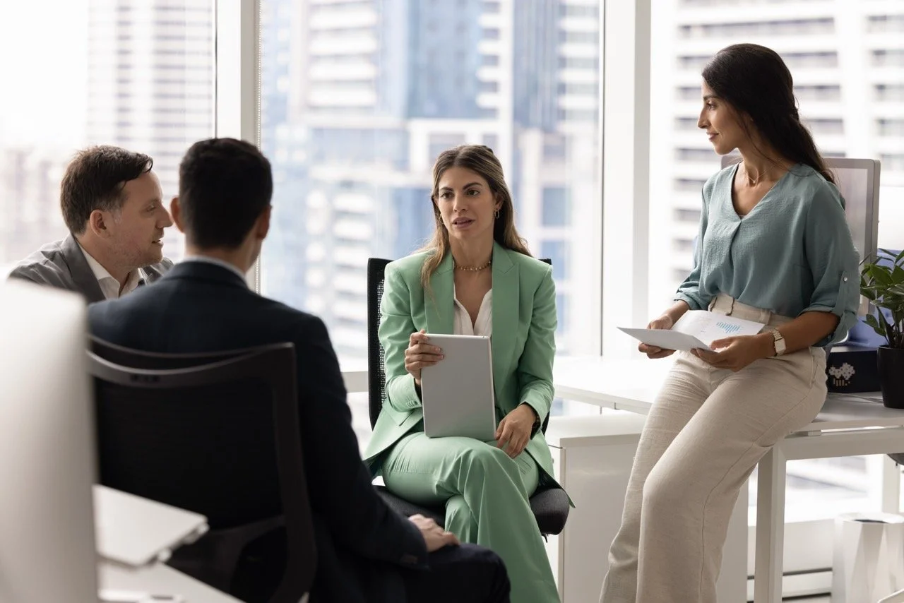 Équipe de gestion discutant de mesures de prévention des risques psychosociaux au travail