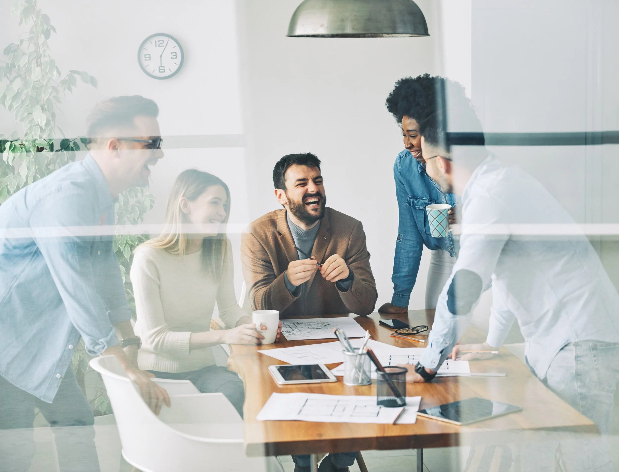 Équipe de professionnels échangeant autour d’une table dans un contexte de collaboration et de pratiques de gestion.