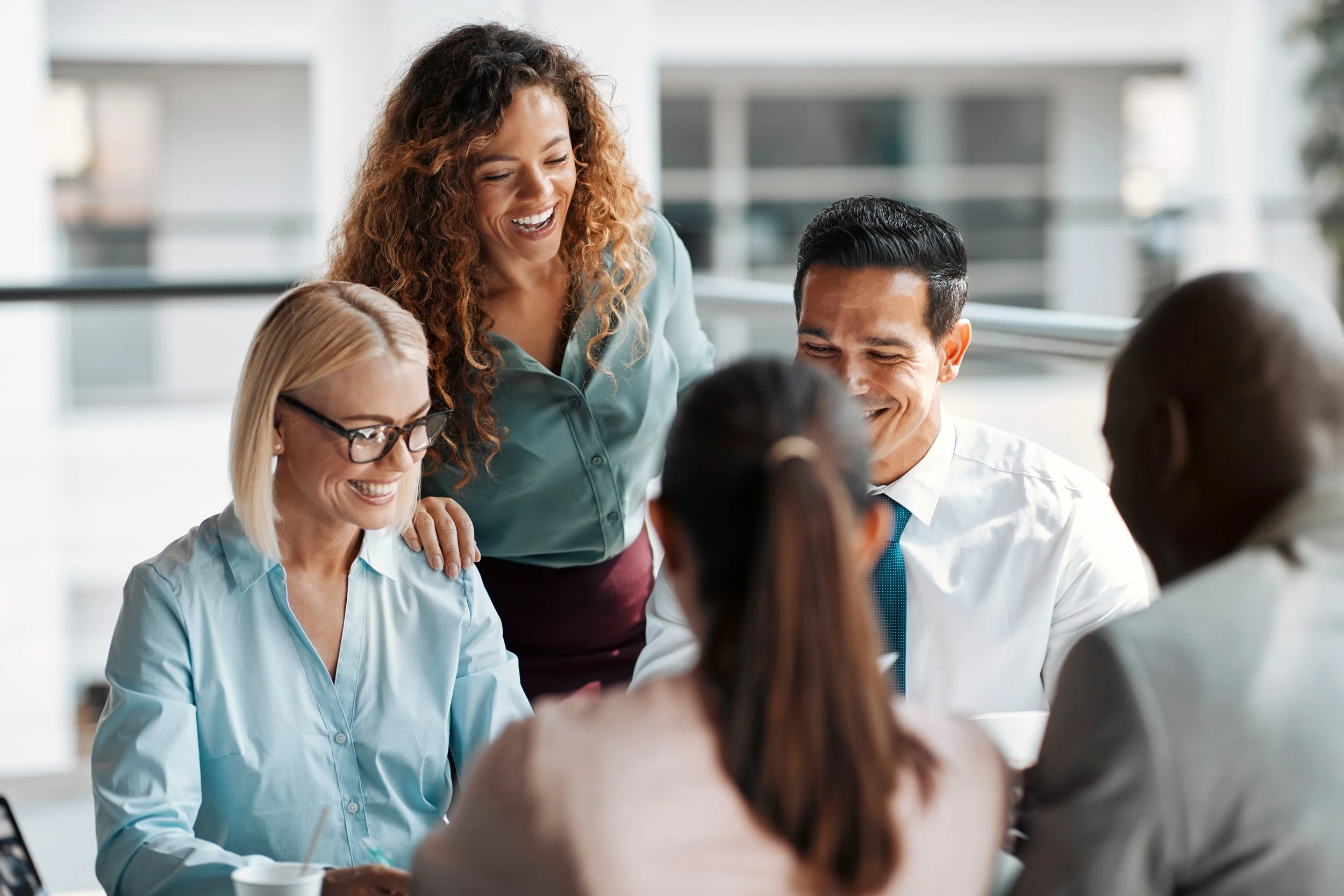 Équipe en discussion dans un milieu de travail au Québec, illustrant la prévention des risques psychosociaux.