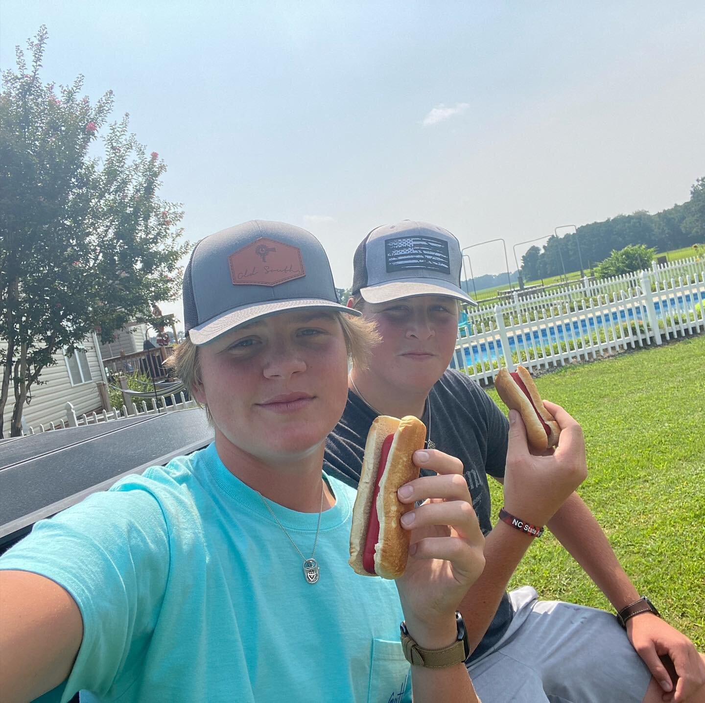 You know what&rsquo;s fun? Running down to the local Friendly Mart store to get some Bright Leaf hot dogs and eating them on the tailgate. Talk about awesome!!
📸 Gideon Linton
#awesomeouthere #enc #nationalhotdogday