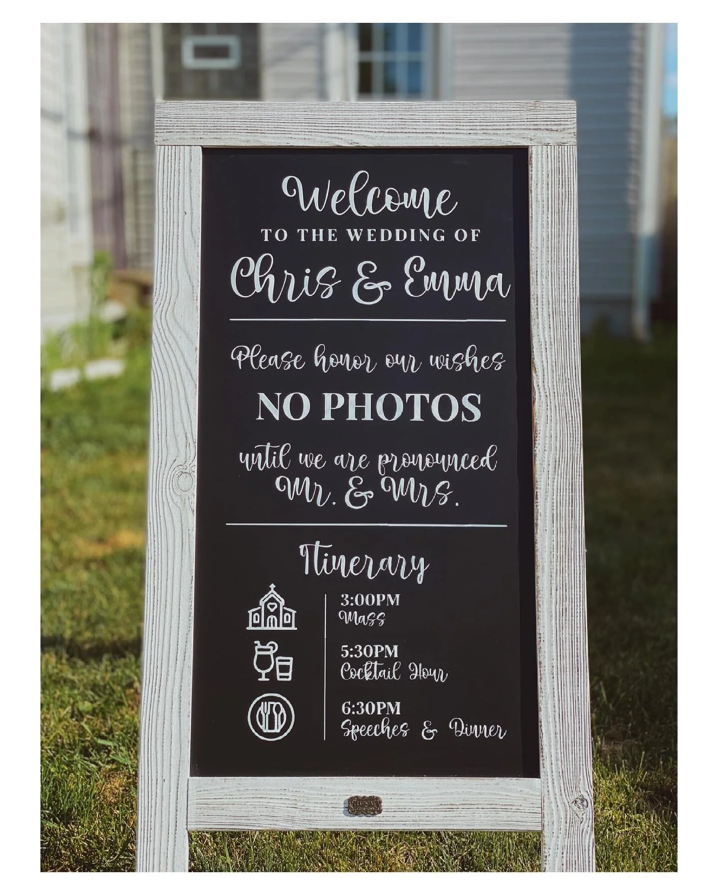 another a-frame chalkboard sign for the books! this one was a fun combination of a welcome + no photos + itinerary sign but all in one. short, sweet, and to the point. i like it. congratulations and thank you!! 💒💍

#chalkboardart #chalkart #chalkle