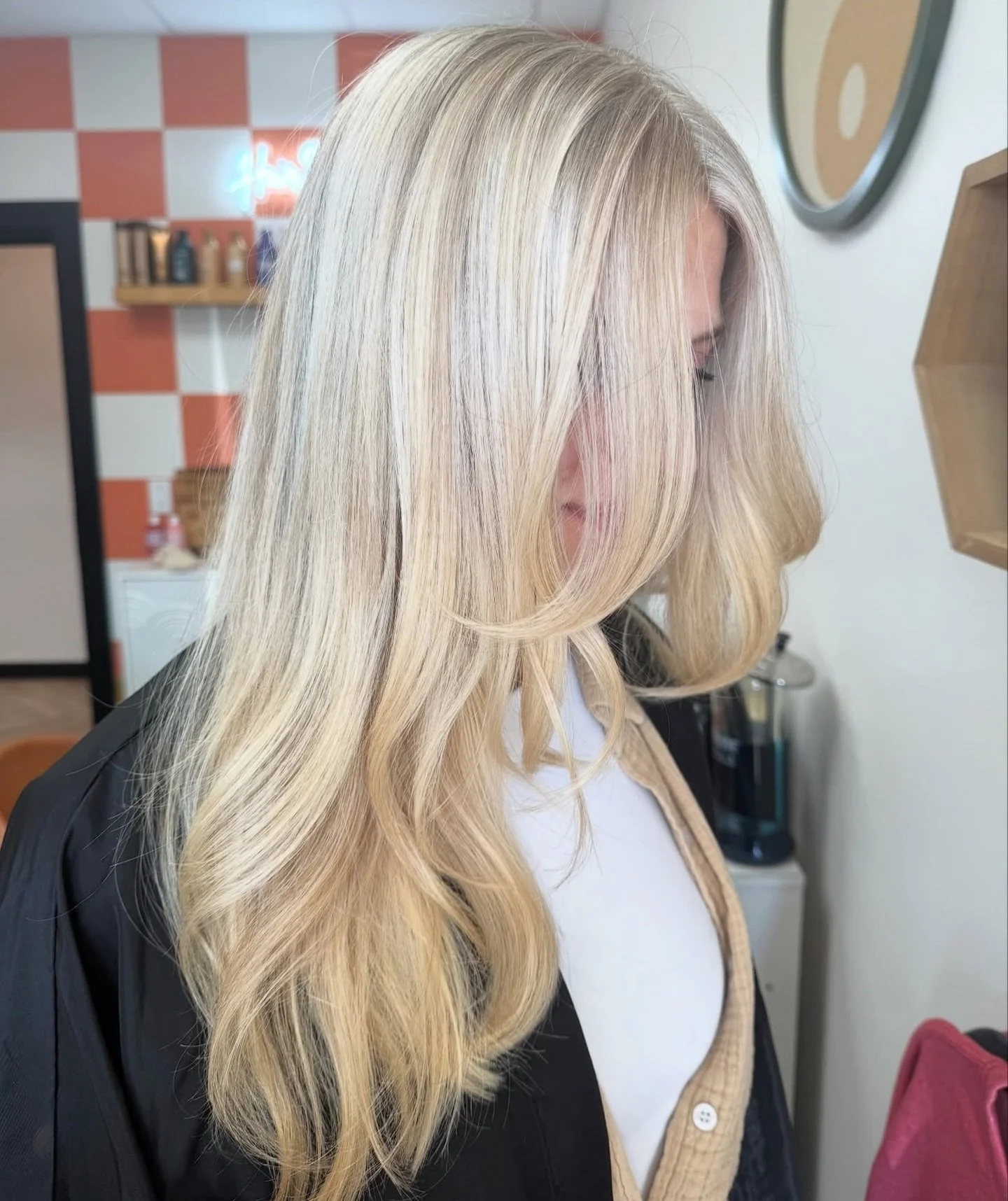 Blonde, but make it boho bombshell ✨
Soft bounce, and lived-in brightness, this is that blonde.

Carissa does it all. She does blonde that turns heads, grows out beautifully, and feels like you just stepped out of a Pinterest board 🧡 If your hair go