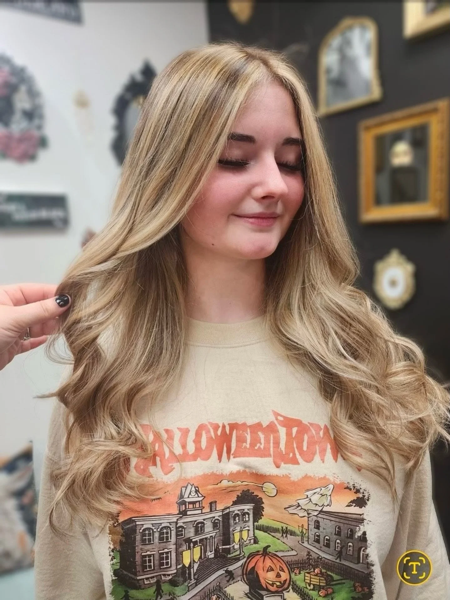 Some stylists follow trends. Others master the craft. ✨

Hollianne is one of those stylists who can truly do it all. From iconic pixie cuts and elegant updos to beautiful everyday hair, her attention to detail shows in every appointment.

🖼️ Hollian