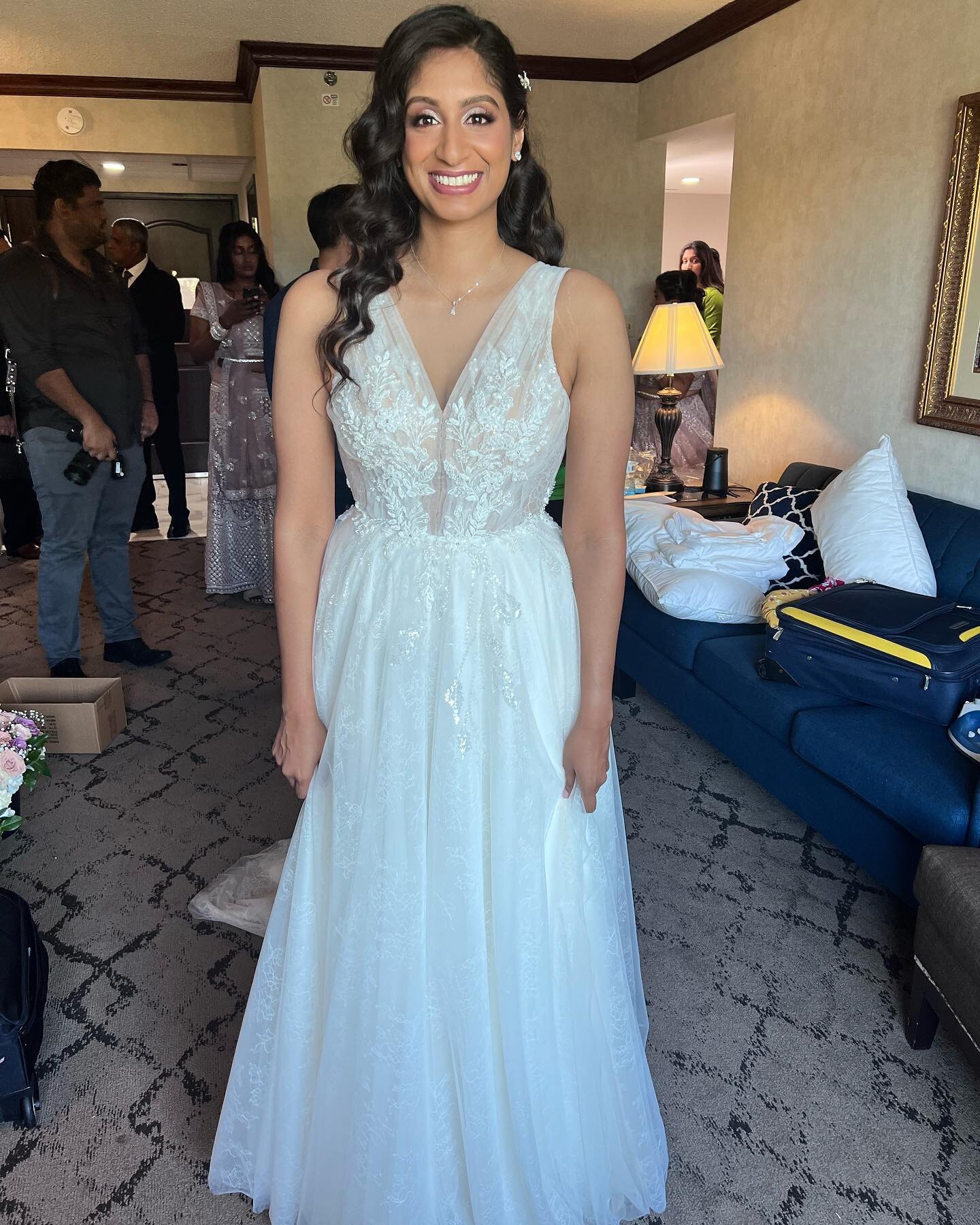 The blushing bride&hellip;#glamorousbyjuanita 

Our bride opted for this soft glam look for her big day and we&rsquo;re loving it. Making women feel beautiful for life&rsquo;s biggest moments is what we do! 

Bridal Stylist @ltbeautybylouie.takahashi