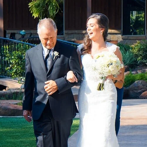 🌻 Happiness is: making jokes with your Dad down the aisle! ❤️👰

#azweddingphotographer #weddingphotography #weddingday #dadjokes #texaswedding #travelingphotographer