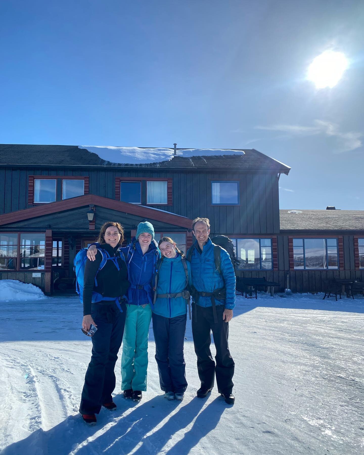 V&aring;re #discovernorway gjester fra California 😎👌 reise s&aring; langt og v&aelig;re s&aring; heldige med v&aelig;r og f&oslash;re- det gleder vertinnen p&aring; Fjellstua 💛
🐣N&aring; er de klare og p&aring; vei videre ⛷️☀️ f&oslash;rste stopp