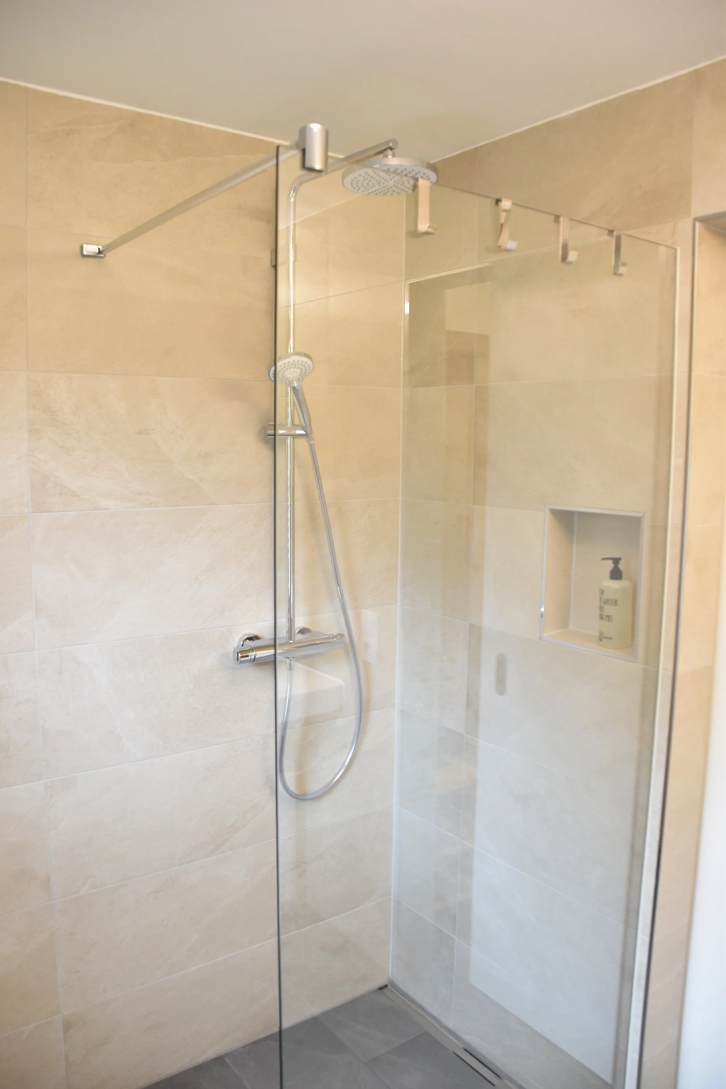 Badezimmer mit Dusche