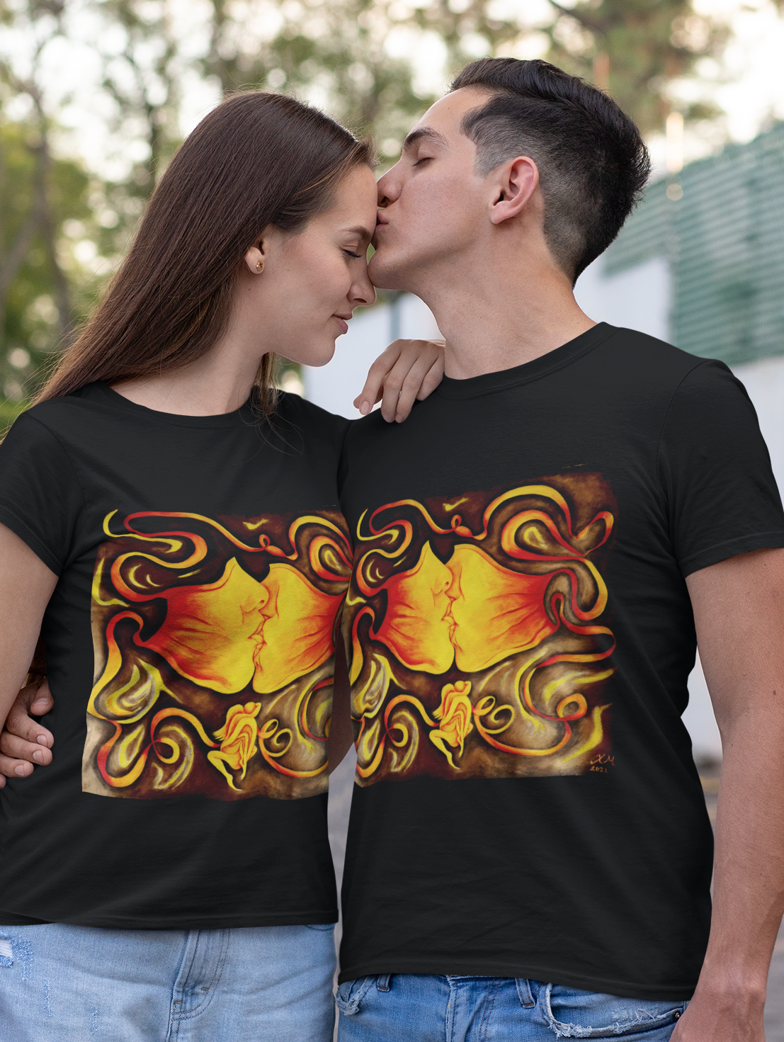 t-shirt-,,mockup-of-a-man-kissing-his-girlfriend-on-the-street-30747.png