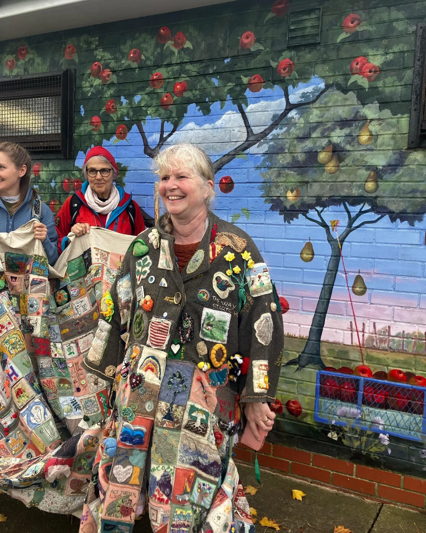 Julie from Keyworth Abundance ( what a wonderful eco community hub ) meeting the Coat of Hopes this morning…. #coatofhopes #walk17