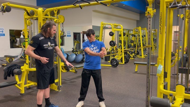 Check out our personal trainer Joe working 1 on 1 with our team member Rob @rob_estevez! Joe specializes in functional training, which is not only beneficial for increasing overall strength, but it also helps ease everyday movements, flexibility, coo