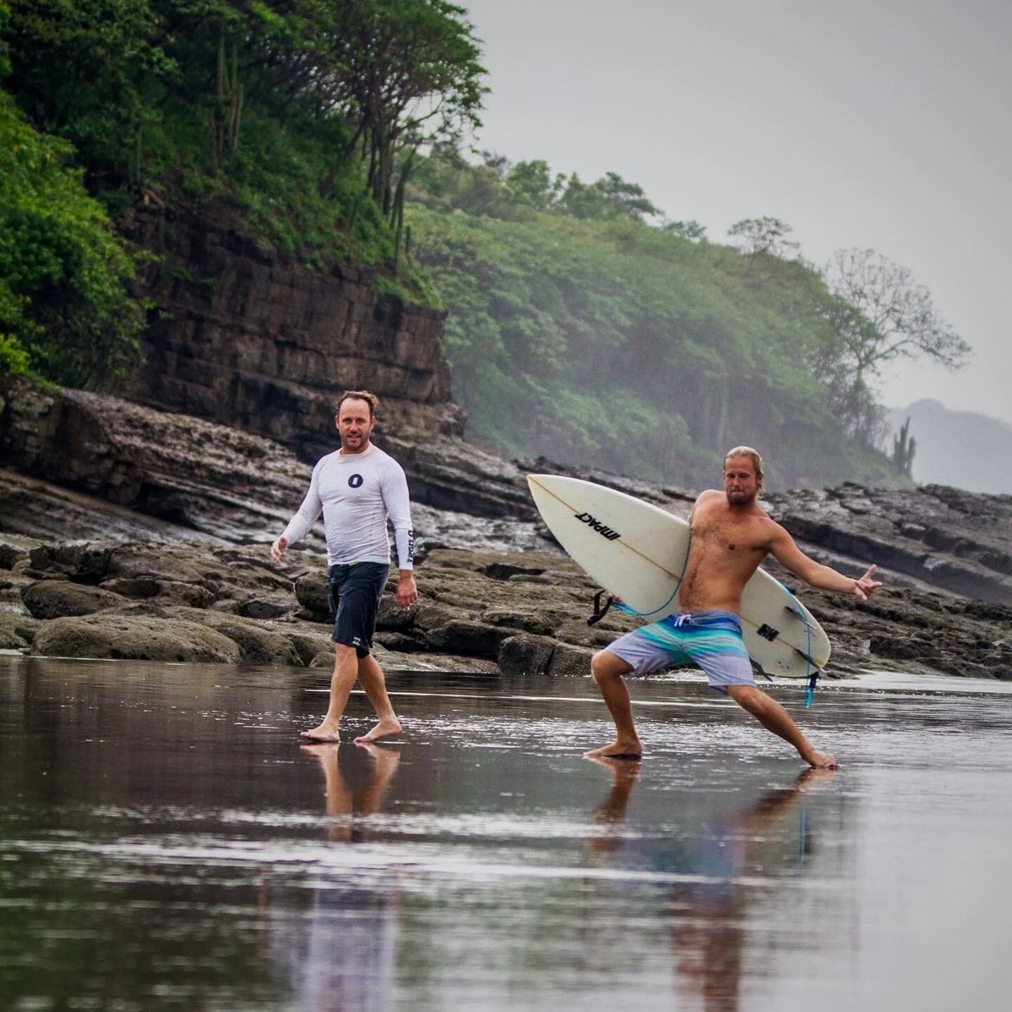 Swell is here and so is the weekend! Slide right to see our favorite wave 🌊 @santoshasurfsanctuary 
.
.
.
#surfers #nicaragua #surfnicaragua #surfcamp #uniquehotels #travel #fridaymood 
📸 photo by Josh H