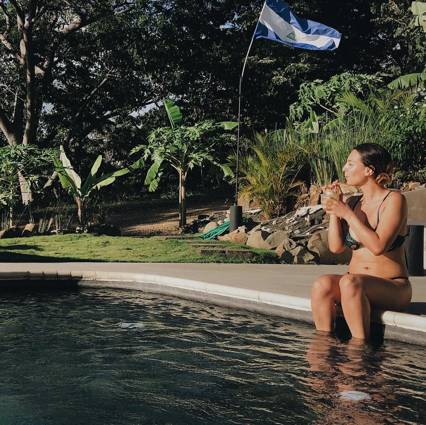 Find your happy place @santoshasurfsanctuary guests @michaelmotamedi @vanessalas 
.
.
.
#nicaragua🇳🇮 #poolparty #summervibes #surfergirl #sanjuandelsur #poolbar #cocktails #bikini