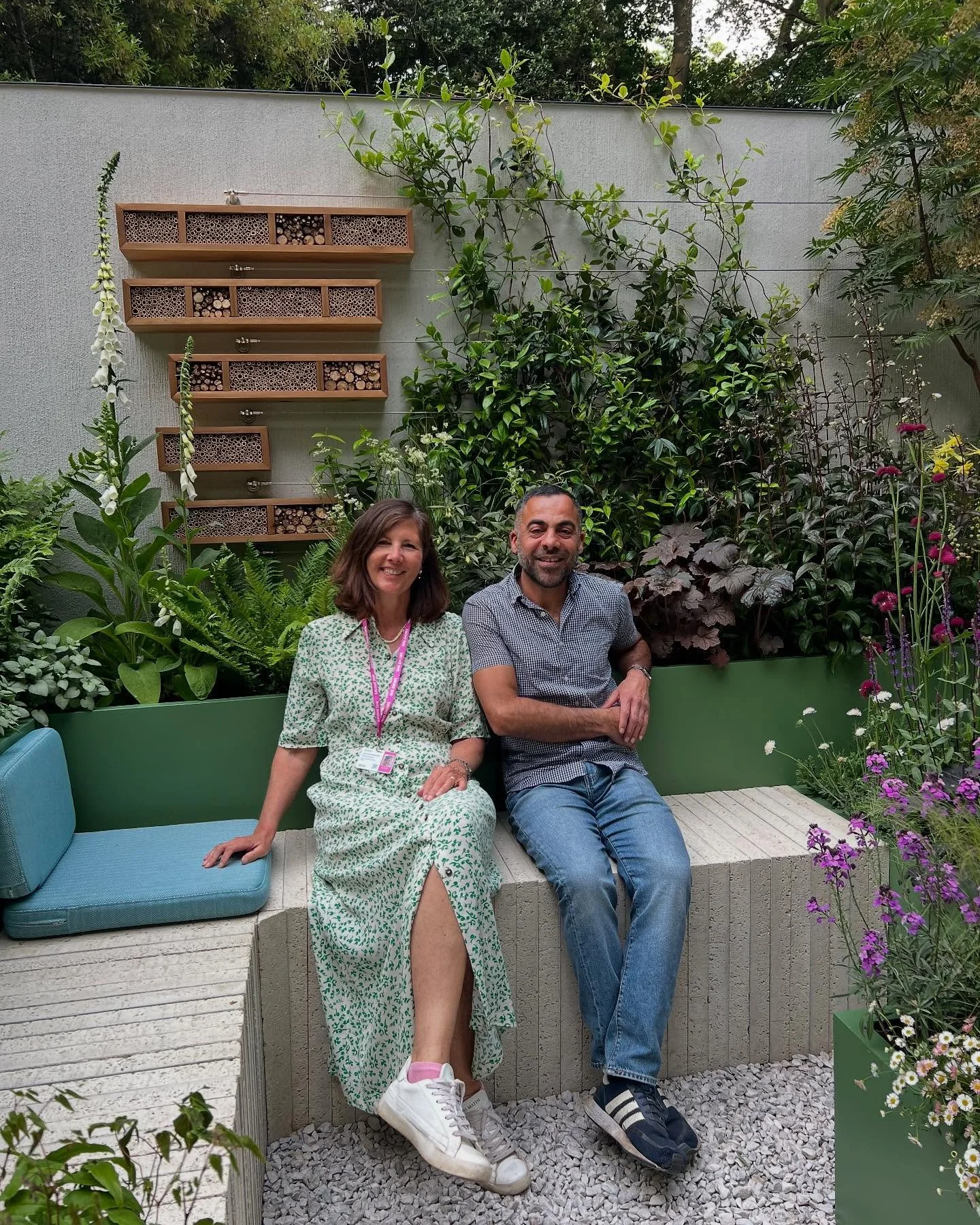 What a treat to have been invited to help @t_and_m_gardendesign create his beautiful show garden @rhschelsea and to spend time on the garden yesterday talking about it with the visitors. Everyone loved it! A strong contender for #peopleschoice 🌿