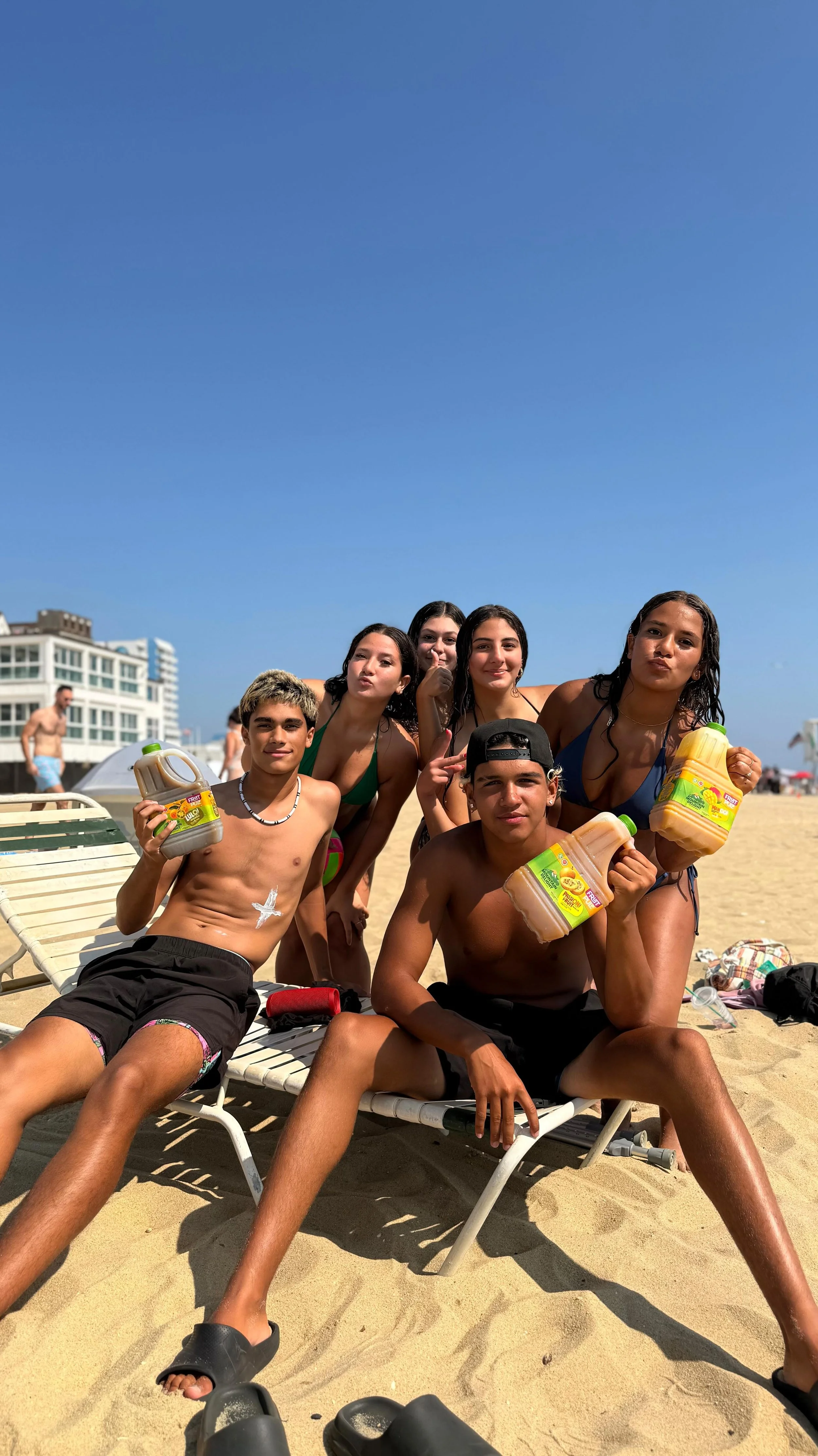 No esperarás hasta el final! 😂☀️
You won’t wait until the end! 😂☀️
100% fruta, 100% playa, 100% Mountain Delight
#beach #summer #friends