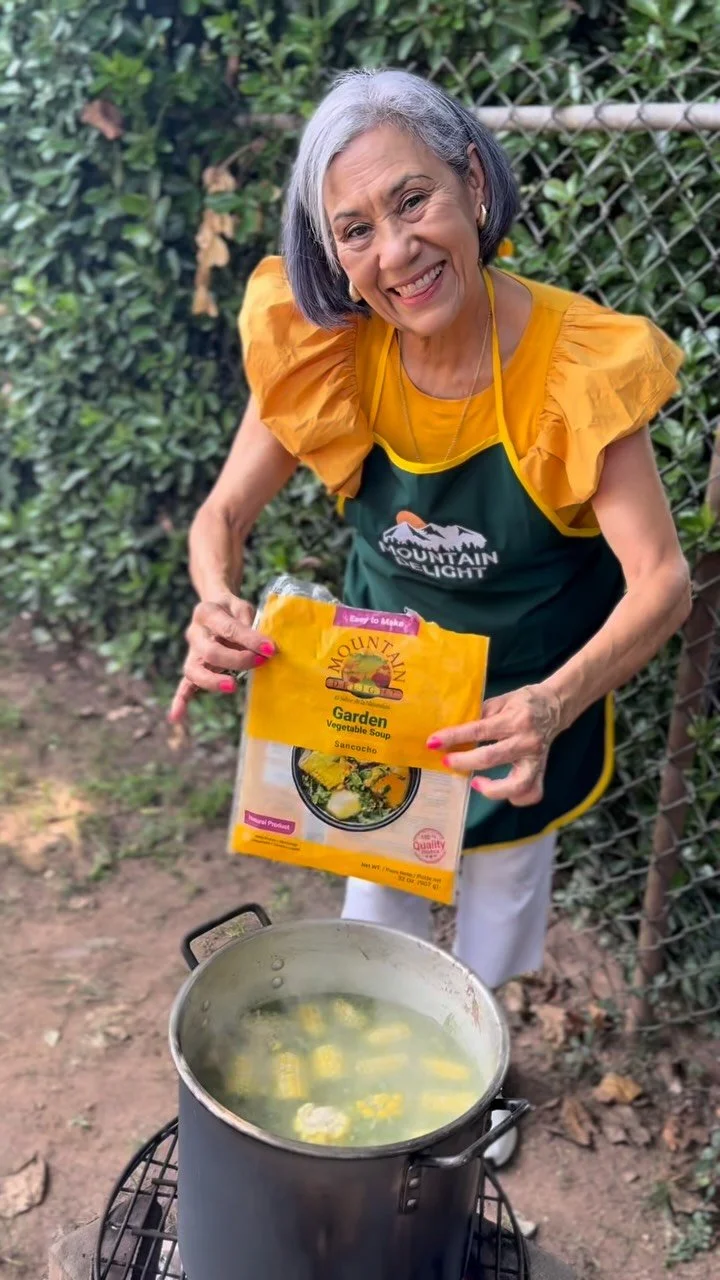 El fogón, la olla y la receta de siempre…
En la cocina de Doña Luzma, el sancocho con Mountain Delight nos trae esos recuerdos de infancia y familia que nunca se olvidan 💛🍲
The fire, the pot, and the recipe that never changes