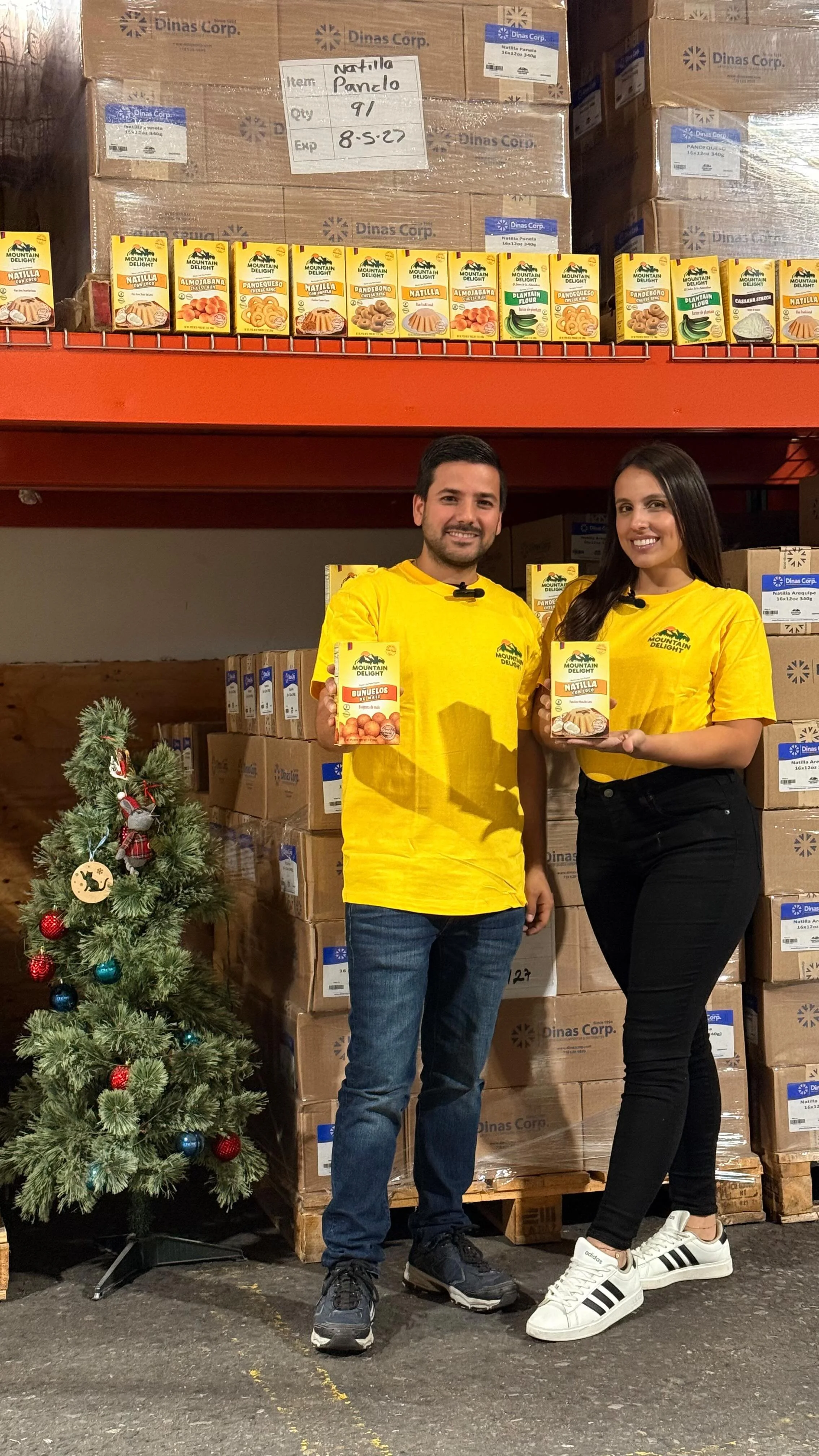 🎄✨ En DINAS, la Navidad empieza desde nuestra bodega 🇨🇴
Ya tenemos todo listo para que encuentres nuestros productos Mountain Delight en tu tienda favorita y empieces a preparar los sabores de fin de año.💛💚
#mountaindelight #navidad #mer