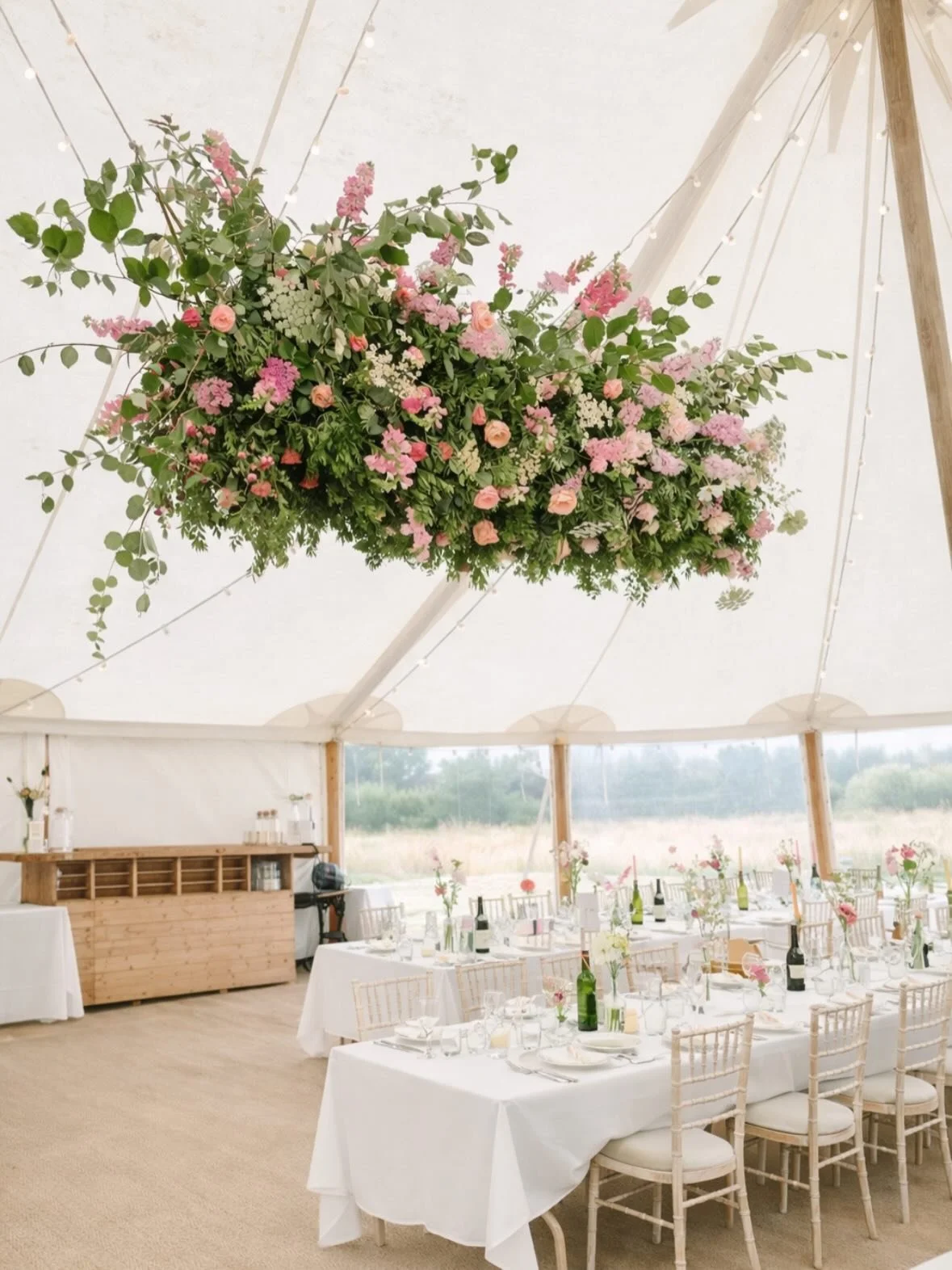 Just looking back through my photos and I can&rsquo;t believe I haven&rsquo;t shared this before 😱&hellip; this was an installation that I did in the summer for a fabulous wedding. 

If you are getting married this year, please get in touch, I would