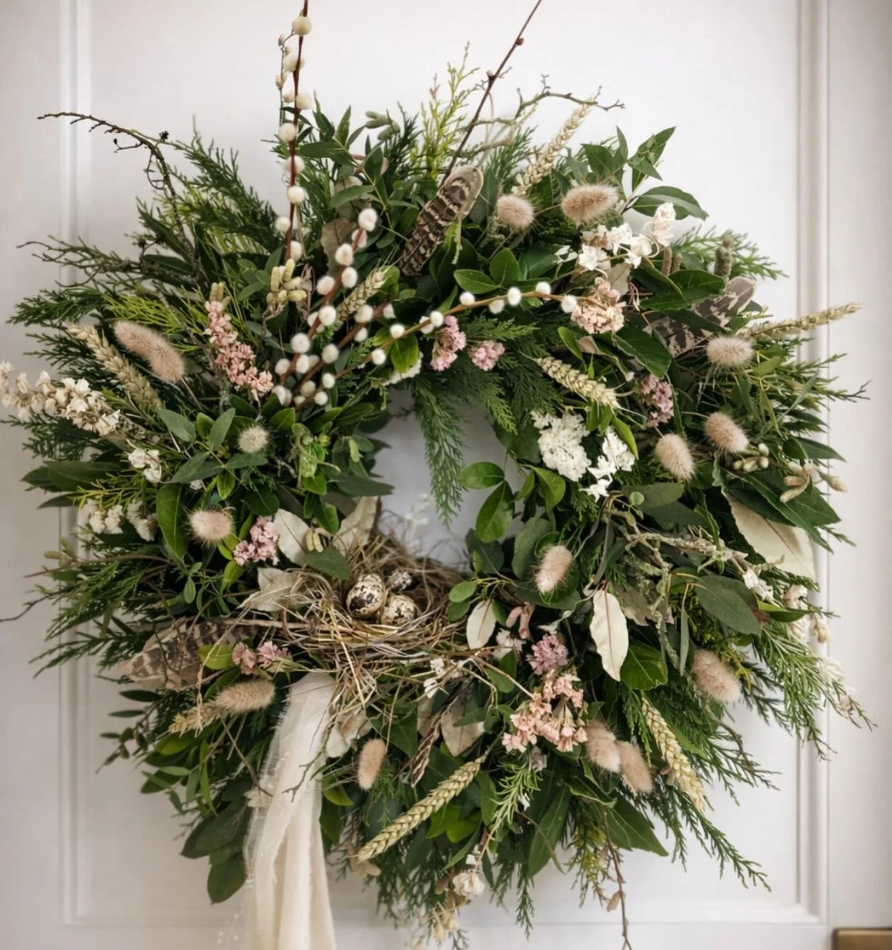 I am all about the spring wreath atm &hellip; what do you think a wreath for every season? 🫶🏻

#ottiliesflowers #springwreath #floralwreath #seasonalstyling #handmadewreath
Easter wreath, door style, spring home