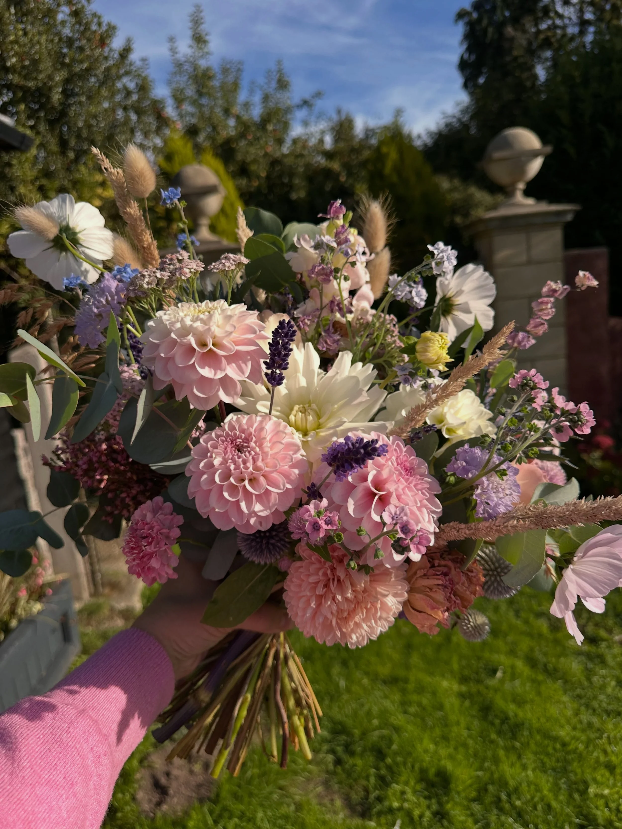 The lovely Sophie&rsquo;s bouquet, filled with soft pinks and pastel purples. 
A big congratulations to S&amp;K 🤍 such a privilege to do your wedding flowers. 

#ottiliesflowers #bridalbouquet #weddingflowers #bridebouquet #somersetflorist