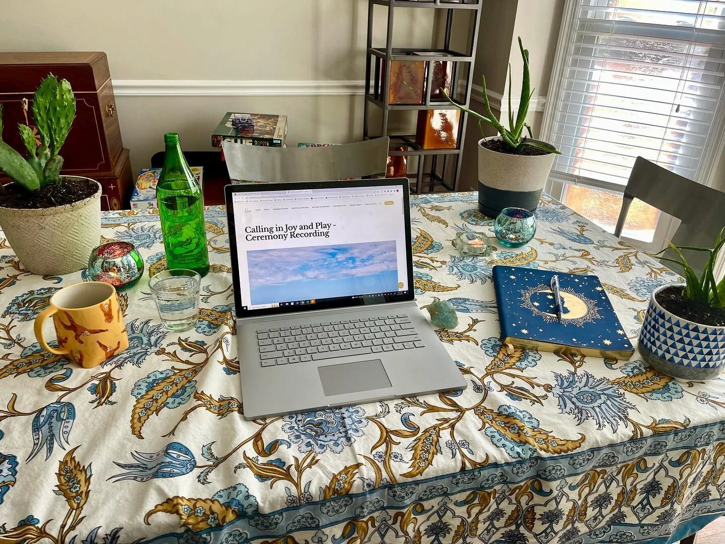 Self care Sunday🌞🌼💛💫⭐️✨
Today I did an @ashmi.path ceremony. I sat with ceremonial cacao medicine and I soaked in the present moment, allowing the energy and words of the ceremony to shift me into greater alignment. 
Participating in ceremonies l