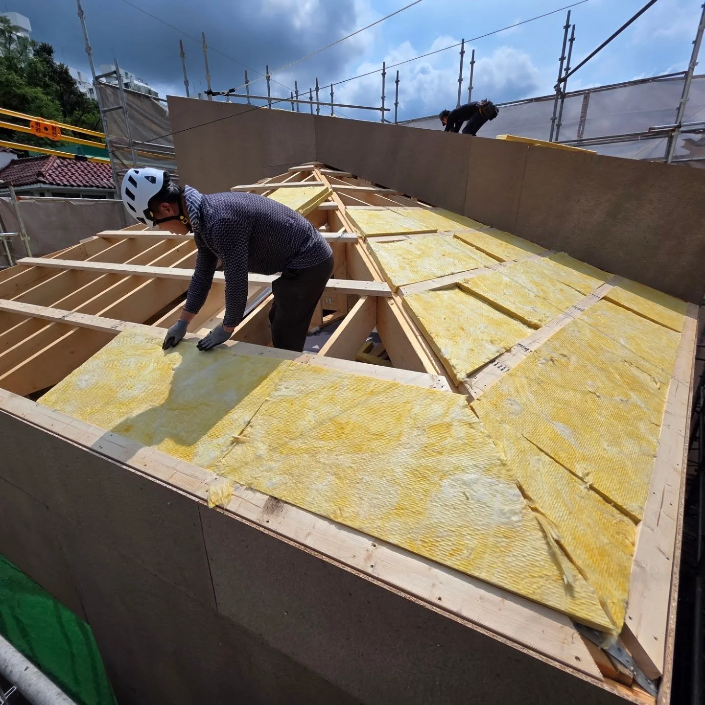 홍은동 신축현장 - 열교차단 외단열, 투습방수지 시공

#골조공사 #경량목구조 #목조주택
#빌더 #목수 #전원주택 #단독주택
#집짓기 #시공문의 #시공상담
#빌드앤픽스 #buildnfix