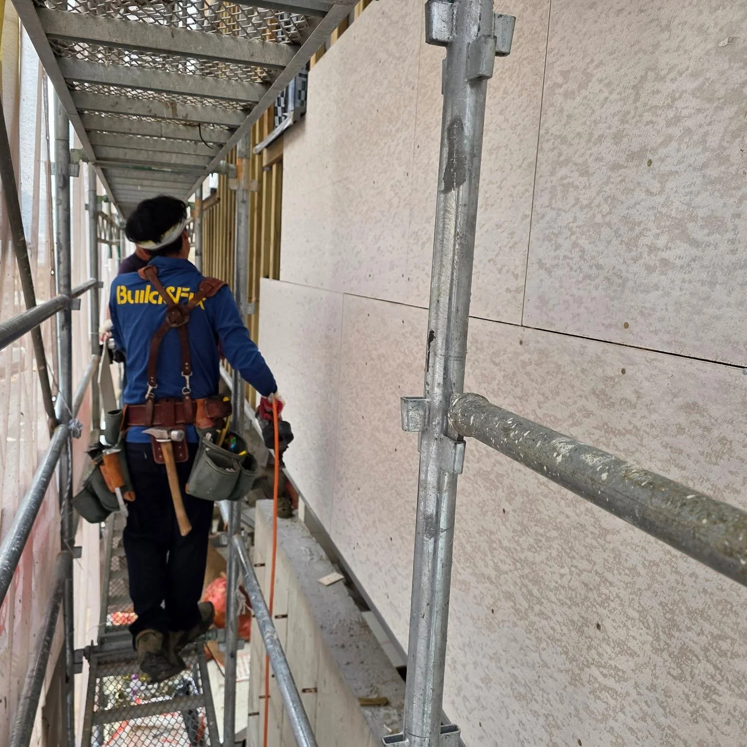 홍은동 신축현장 - 외장공사
외벽 레인스크린, 캐노피 및 시멘트보드 작업 

#외장공사 #레인스크린 #캐노피 #시멘트보드
#통기상 #후레싱 #벤트 #통기구
#경량목구조 #목조주택
#빌더 #목수 #전원주택 #단독주택
#집짓기 #시공문의 #시공상담
#빌드앤픽스 #buildnfix