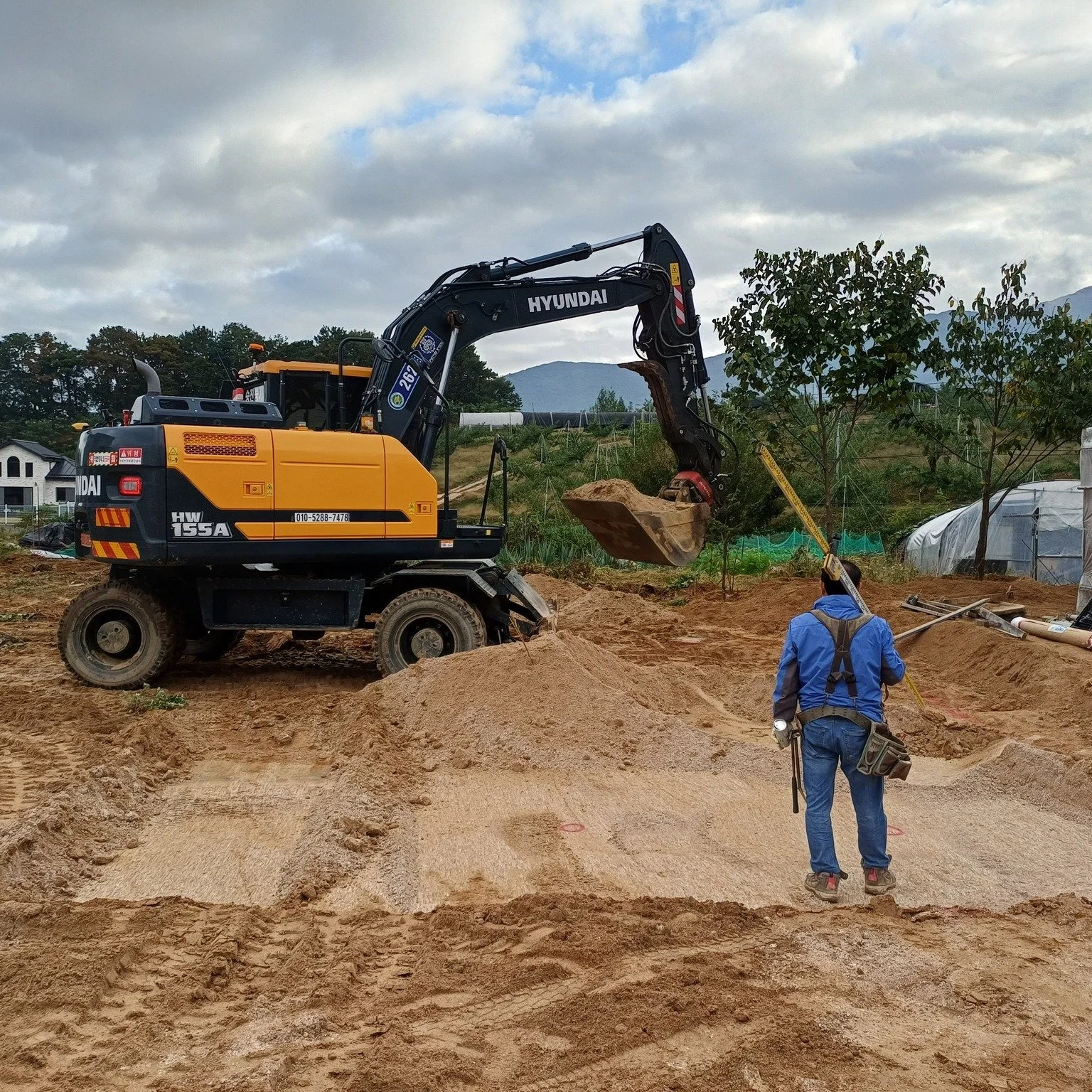 춘천 사암리 신축현장 - 기초공사 버림타설

설계-아홉칸건축사사무소 @office9kahn_architects 

#기초공사 #터파기 #버림타설 #버림콘크리트 
#경량목구조 #골조공사
#빌더 #목수 #전원주택 #단독주택
#집짓기 #시공문의 #시공상담
#빌드앤픽스 #buildnfix