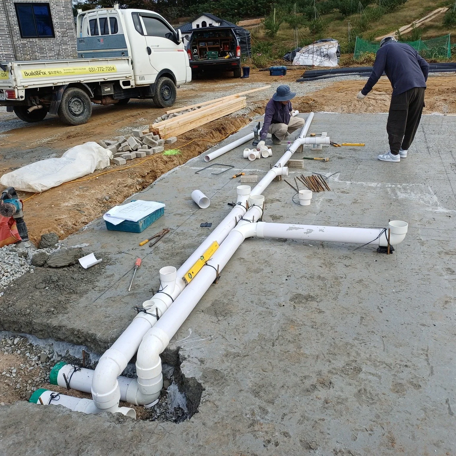 춘천 사암리 신축현장 - 기초공사

설계-아홉칸건축사사무소 @office9kahn_architects 

#기초공사 #철근배근 #거푸집 #설비배관 
#경량목구조 #골조공사
#빌더 #목수 #전원주택 #단독주택 
#패시브하우스 
#집짓기 #시공문의 #시공상담
#빌드앤픽스 #buildnfix