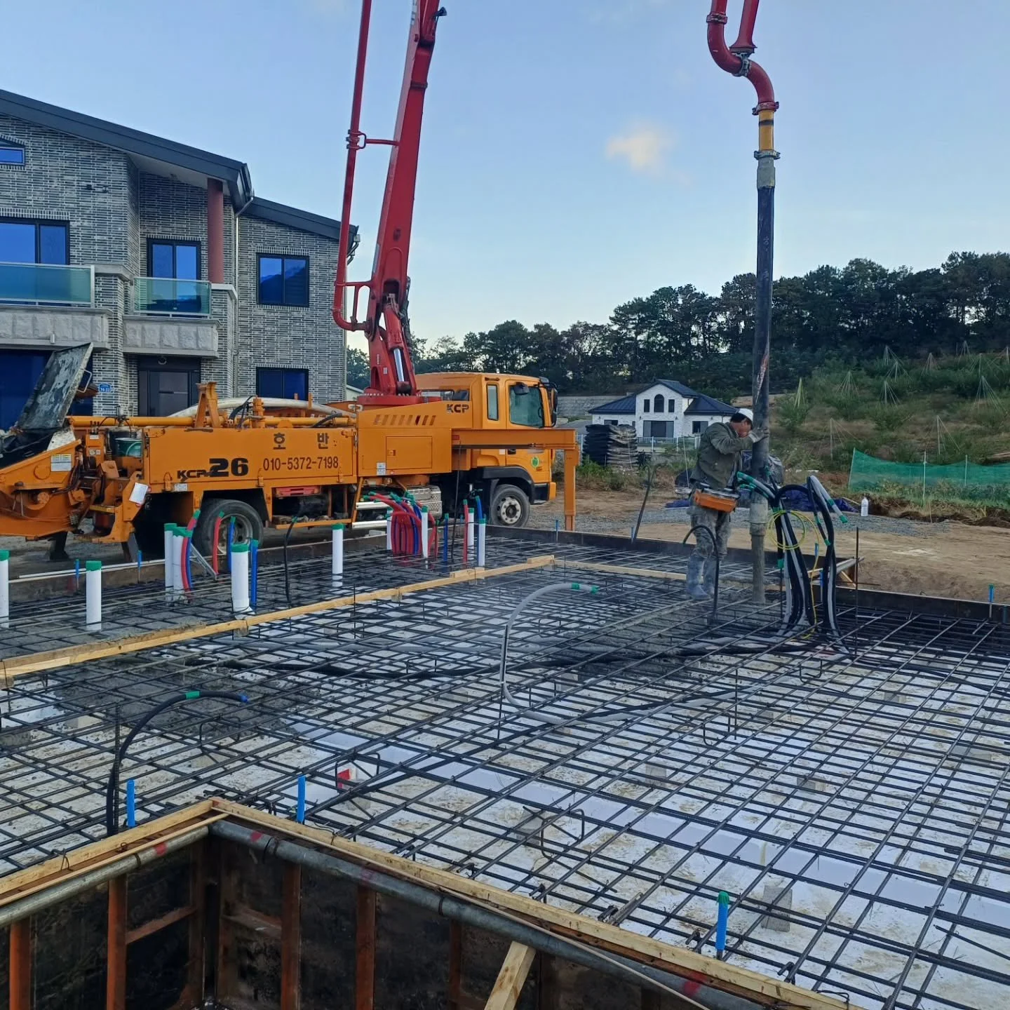 춘천 사암리 신축현장 - 기초공사

설계-아홉칸건축사사무소 @office9kahn_architects

#기초공사 #콘크리트타설
#경량목구조 #골조공사
#빌더 #목수 #전원주택 #단독주택 
#패시브하우스 
#집짓기 #시공문의 #시공상담
#빌드앤픽스 #buildnfix