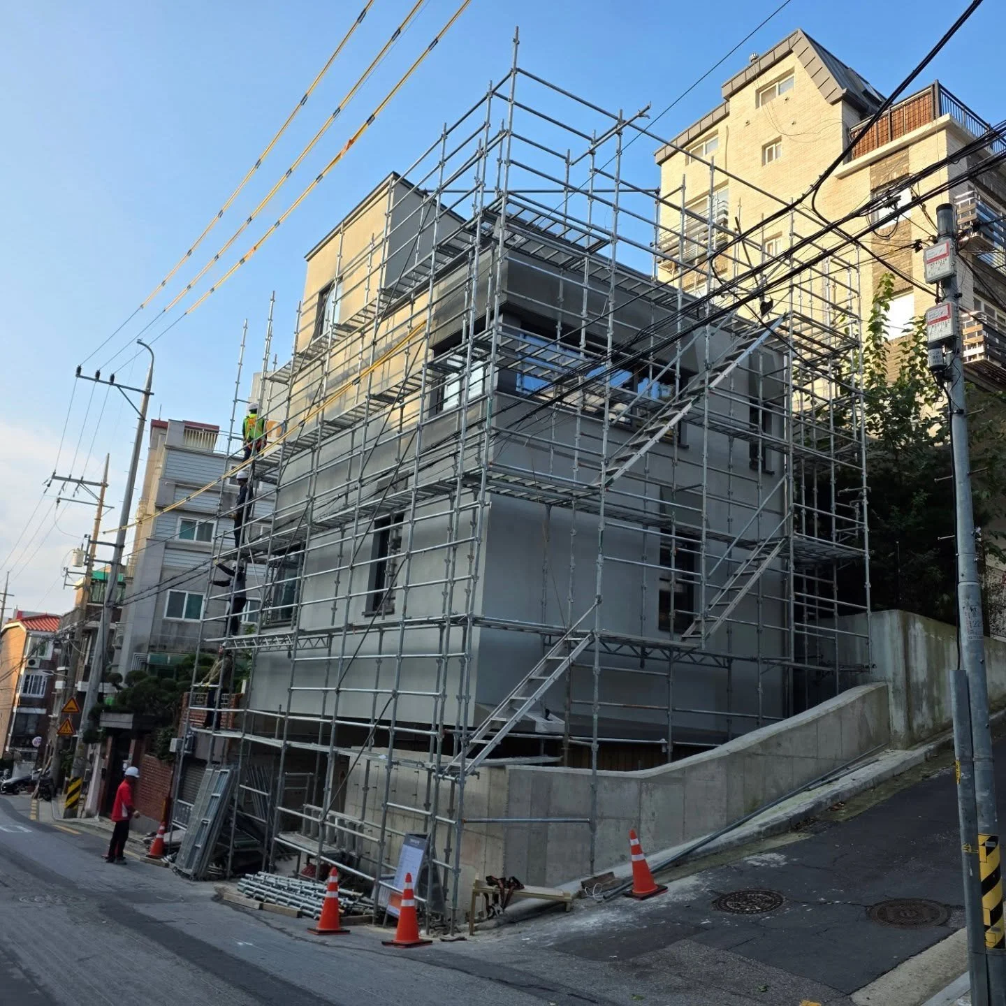 홍은동 신축현장 - 외부 시스템비계 철거

이번 현장도 아시바 철거날까지 무사고 달성!
안전한 현장에 도움주신 함께한 모든 분들께 감사드립니다!!

시스템비계 설치 해체 - 산쿄코리아

#시스템비계 #시스템아시바 #가설공사 #안전
#경량목구조 #목조주택
#빌더 #목수 #전원주택 #단독주택
#집짓기 #시공문의 #시공상담
#빌드앤픽스 #buildnfix