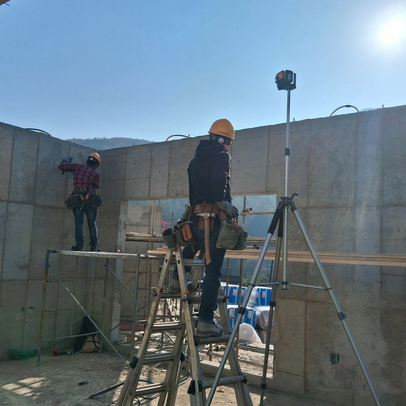 상림리 신축현장 - 지붕 목구조공사

설계 - 디엔에이건축사사무소 @archigarm_d 

#골조공사 #목구조공사 #하이브리드
#지붕공사 #목공공사
#패시브하우스 
#빌더 #목수 #전원주택 #단독주택
#집짓기 #시공문의 #시공상담
#빌드앤픽스 #buildnfix