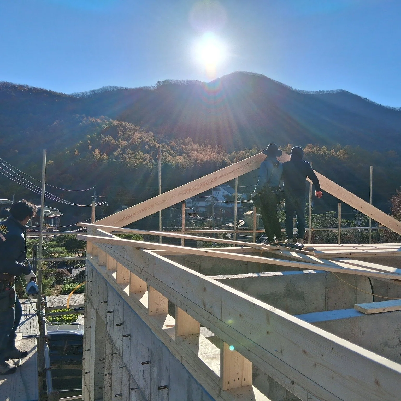 상림리 신축현장 - 지붕 목구조공사

설계 - 디엔에이건축사사무소 @archigarm_d 

#골조공사 #목구조공사 #하이브리드
#지붕공사 #목공공사
#패시브하우스 
#빌더 #목수 #전원주택 #단독주택
#집짓기 #시공문의 #시공상담
#빌드앤픽스 #buildnfix