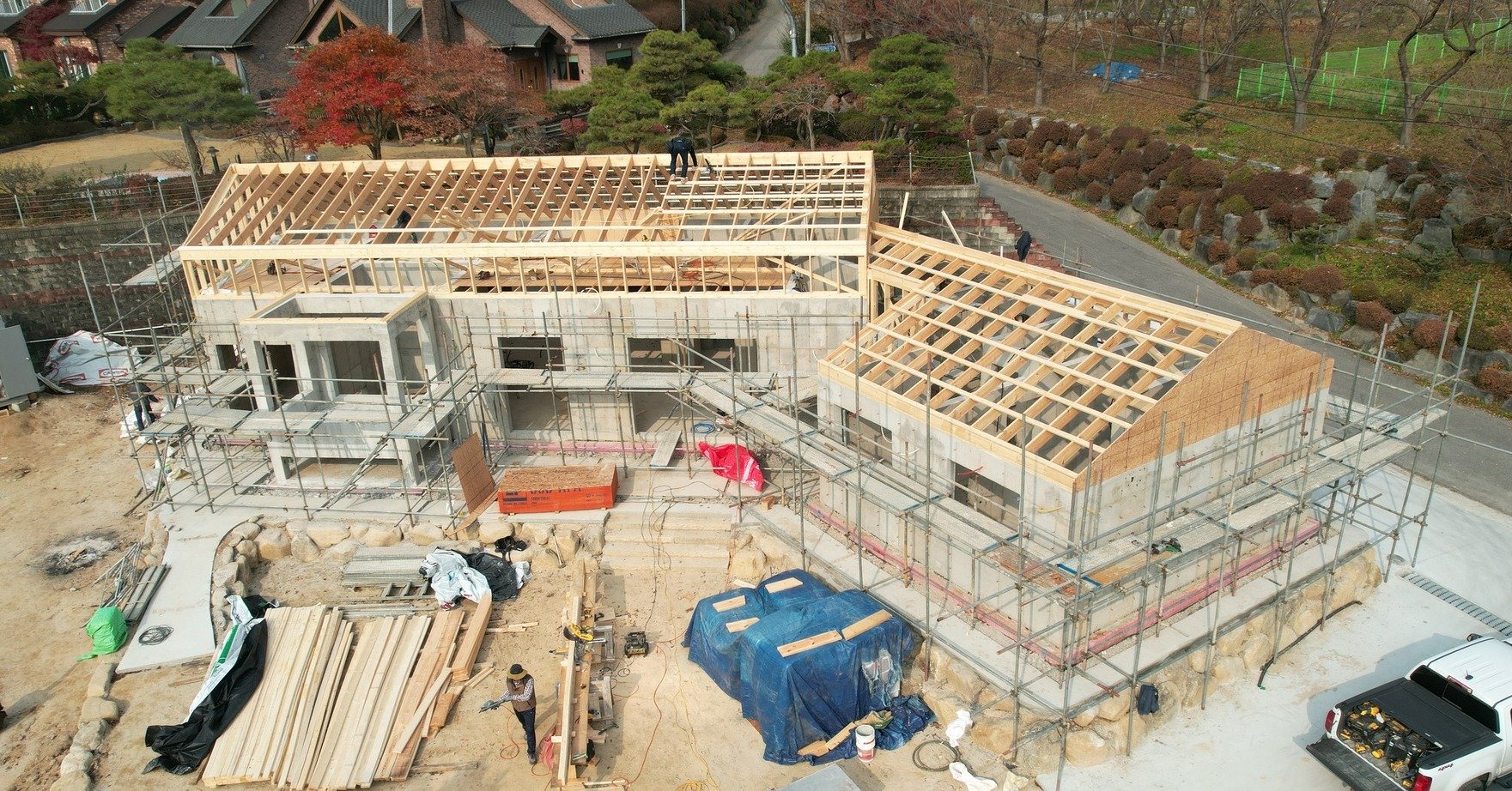 상림리 신축현장 - 지붕 목구조공사

설계 - 디엔에이건축사사무소 @archigarm_d 

#골조공사 #목구조공사 #하이브리드
#지붕공사 #목공공사
#패시브하우스 
#빌더 #목수 #전원주택 #단독주택
#집짓기 #시공문의 #시공상담
#빌드앤픽스 #buildnfix