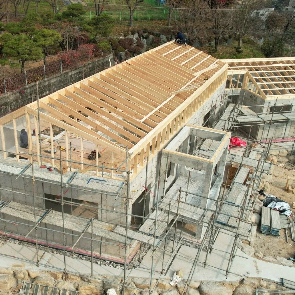 한국패시브건축협회 회원사인 디엔에이건축사사무소에서 설계하고
빌드앤픽스가 시공과 컨설팅을 맡아 진행 중인 경기도 광주 상림리 주택의 현장을 공개합니다. 

상림리 주택은 185.67㎡(56.17평) 규모의 단층 주택으로, 패시브 인증주택입니다.
철근콘크리트 벽체에 경량목구조 지붕으로 설계되었으며
열회수환기장치와 복사냉난방을 적용하고,
사용자의 라이프스타일을 반영해 구들방과 누마루를 시공했습니다. 

완공 후에는 볼 수 없는 시공 단계의 모습과 진