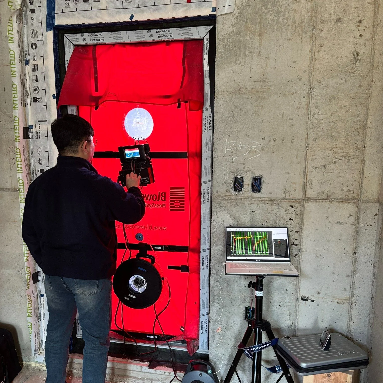 경기도 광주시 상림리주택 신축현장 - 기밀시공/기밀테스트 

#기밀공사 #기밀시공 #기밀테스트 
#BlowerDoorTest #블로어도어테스트 #한국패시브건죽협회
#철근콘크리트벽체 #경량목구조지붕 #하이브리드건축 
#전원주택 #단독주택 #패시브주택
#집짓기 #시공상담 #시공문의 
#디엔에이건축사사무소_설계 #빌드앤픽스_시공 
#빌드앤픽스 #buildnfix