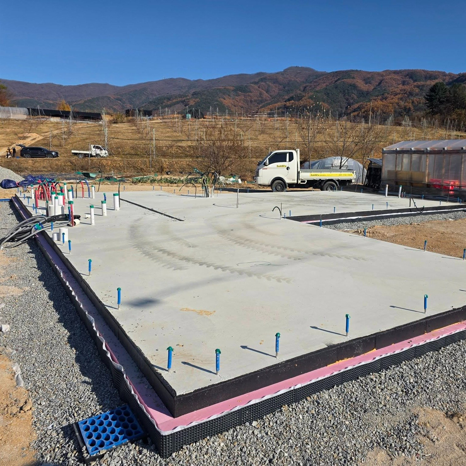 춘천 사암리 신축 현장 - 골조공사

골조공사의 시작은 역시 자재 반입부터. 
주택의 바닥과 벽체가 되어줄 자재가 현장에 들어왔습니다. 
빌더들은 각자 맡은 작업을 하느라 여념이 없습니다. 
부쩍 쌀쌀해진 날씨 덕에 땀은 안 나네요^^;;; 
오늘도 안전시공하겠습니다! 

설계 : 아홉칸건축사사무소 @office9kahn_architects 

#골조공사 #경량목구조 #열일하는빌더
#패시브하우스 
#집짓기 #시공문의 #시공상담
#빌드앤픽스 #b