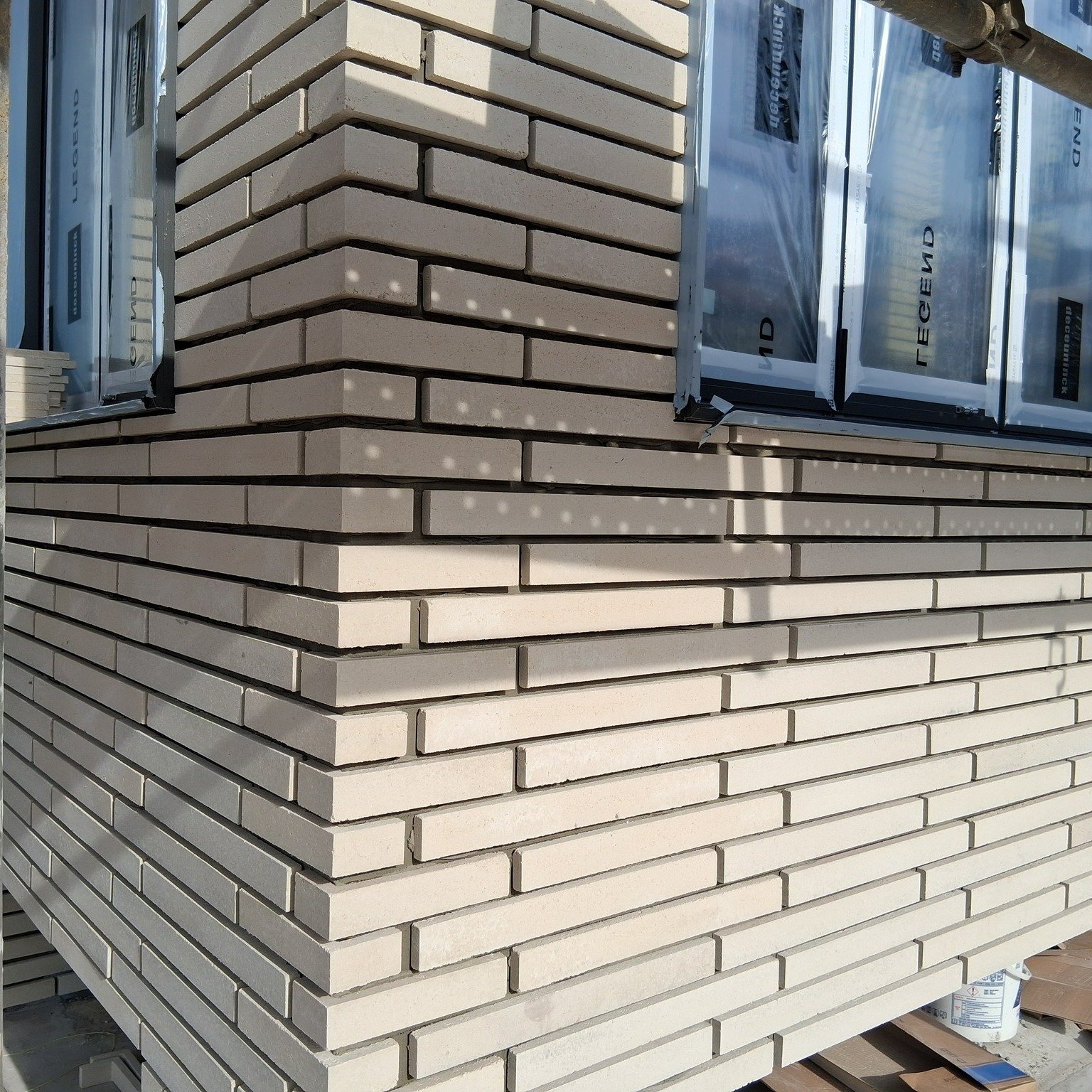 상림리 주택 신축 현장 - 외장 타일, 환기장치, 전기공사

매섭게 추운날이 지나더니 날씨가 온화해졌습니다. 
덕분에 외장 타일 공사가 속도를 내고 있네요. 
코너와 창틀 부위를 공들여 시공하고 매지와 발수제까지 꼼꼼하게 마무리했습니다. 
내부에서는 환기장치의 배관이 가지런히 제자리를 찾았고, 
전기공사도 탄력을 받고 있습니다. 

많은 공정이 돌아가고 있어 현장은 후끈합니다^^

설계 - 디엔에이건축사사무소 @archigarm_d 

#타일시